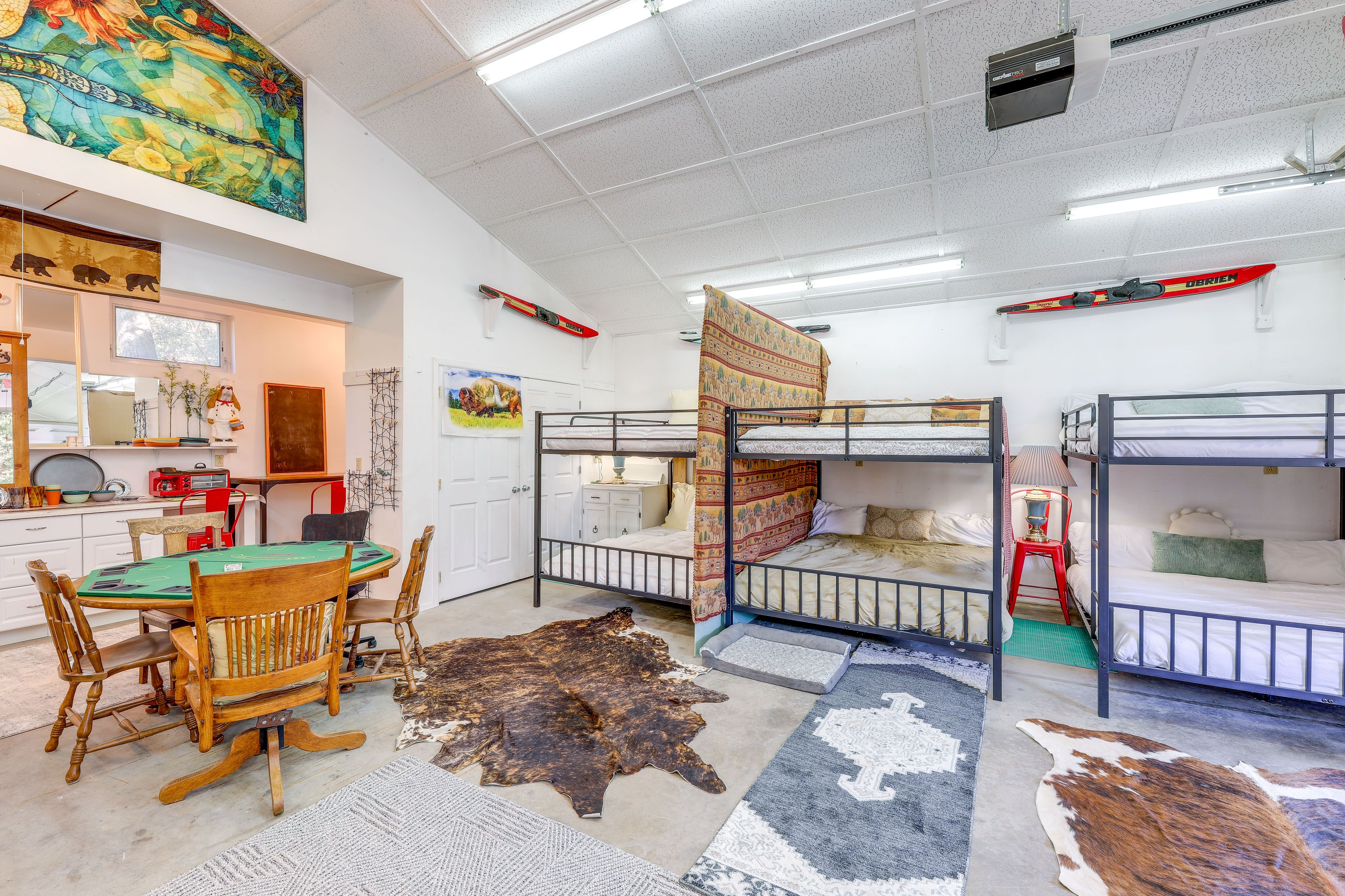 Studio | 3 Queen Bunk Beds