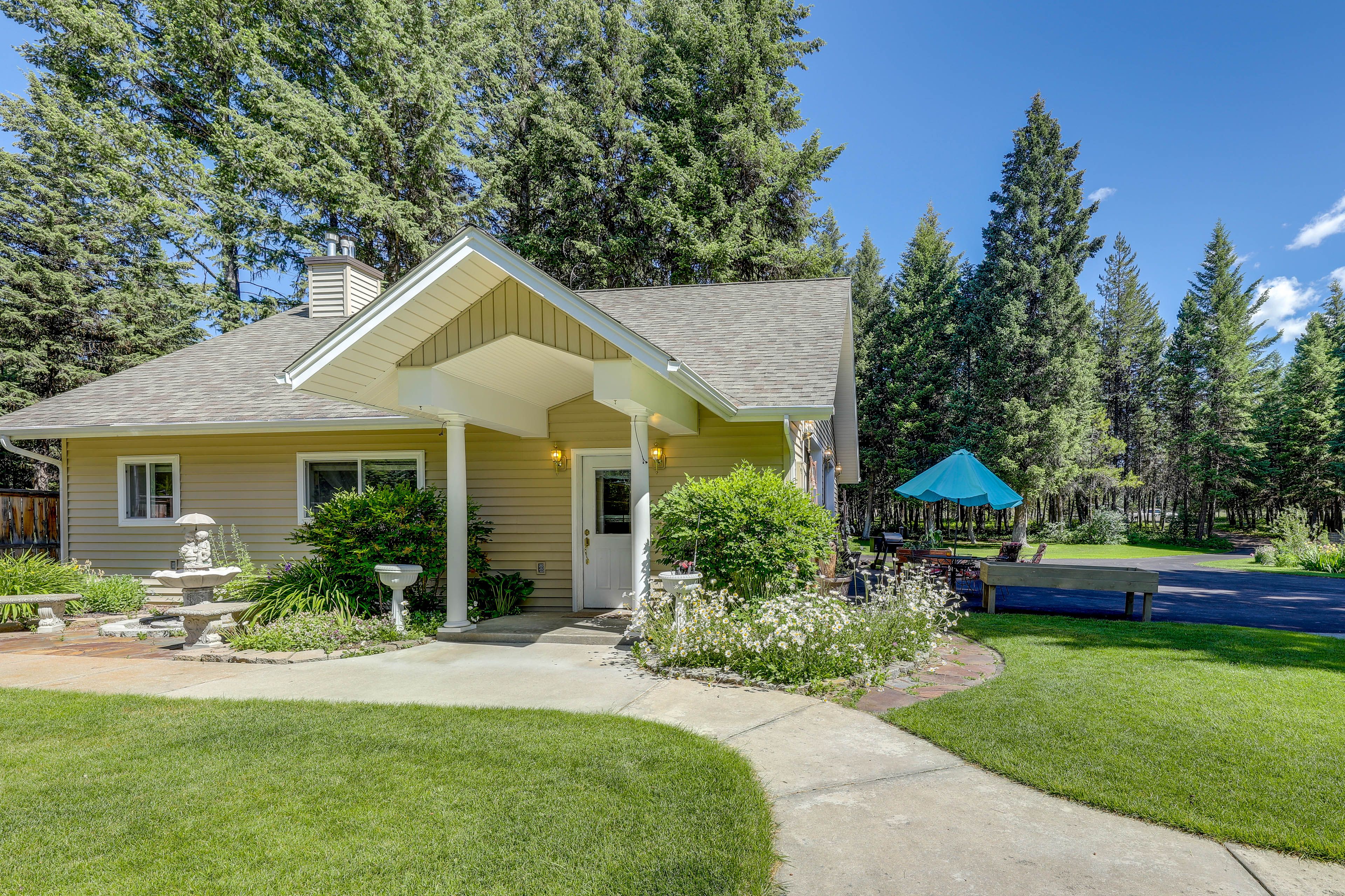 Property Exterior | Driveway (2 Vehicles)