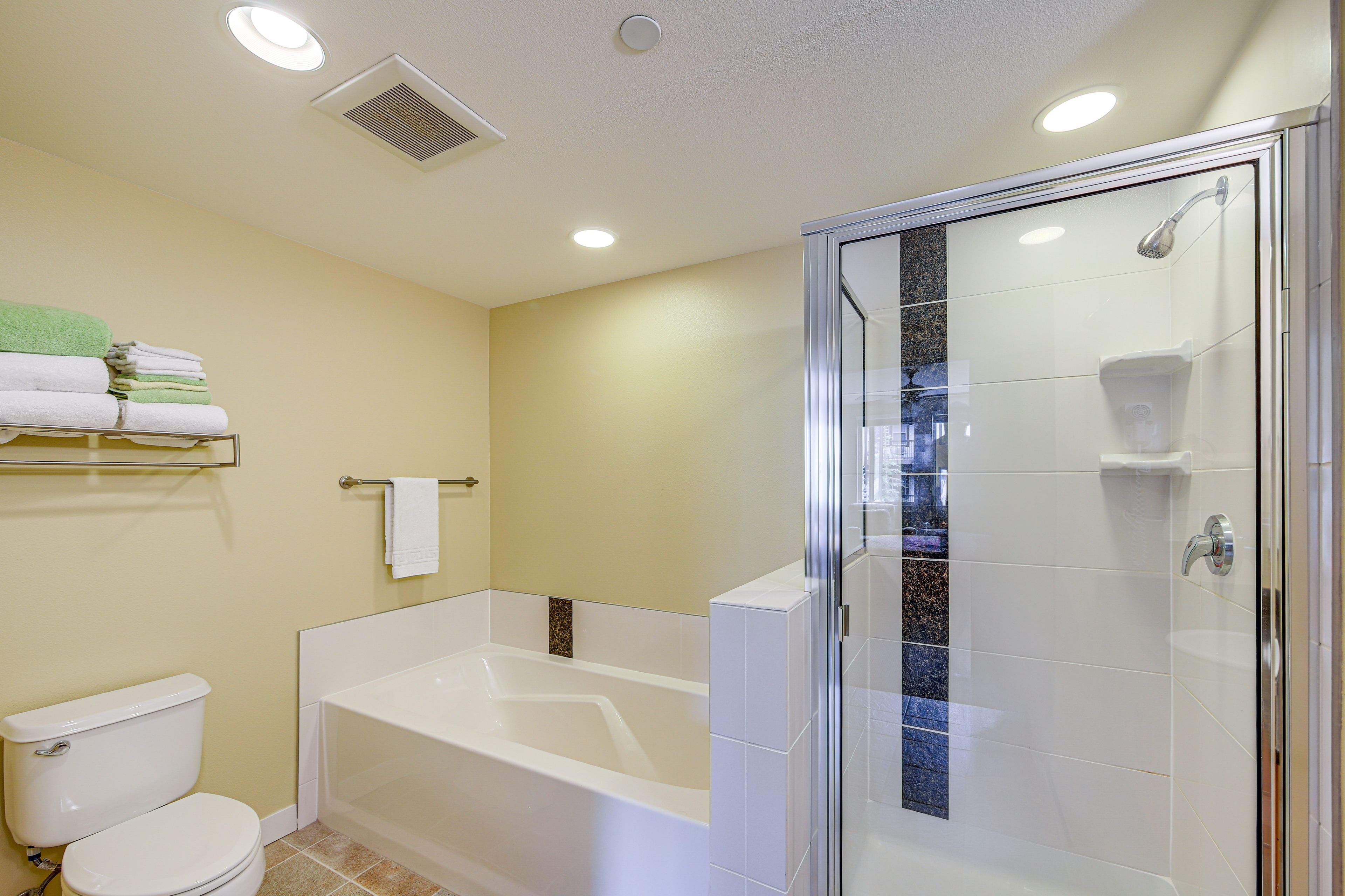 En-Suite Bathroom | Soaking Tub | Towels Provided