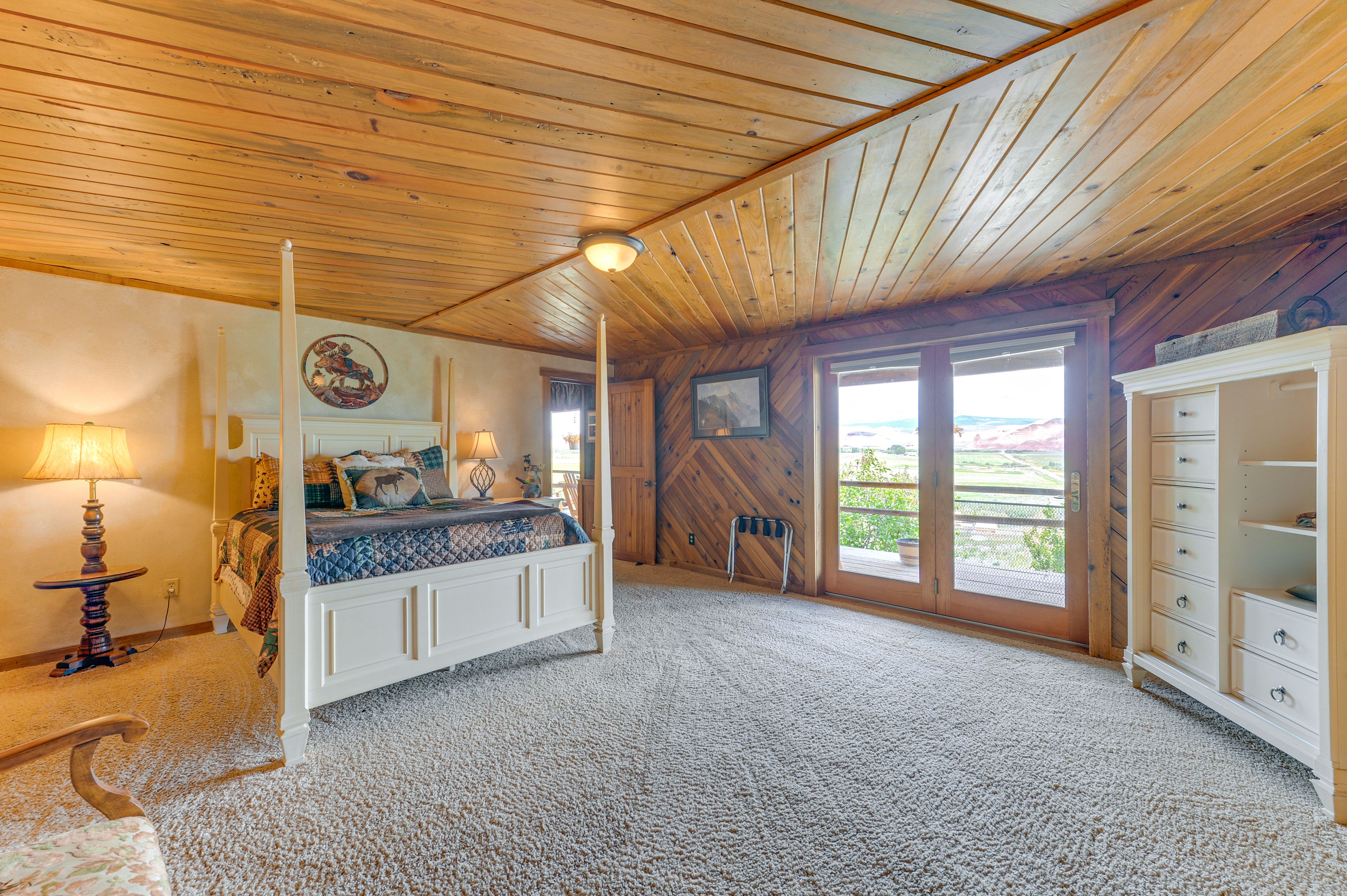 Bedroom Suite 1 | Queen Bed | Smart TV | 1st Floor