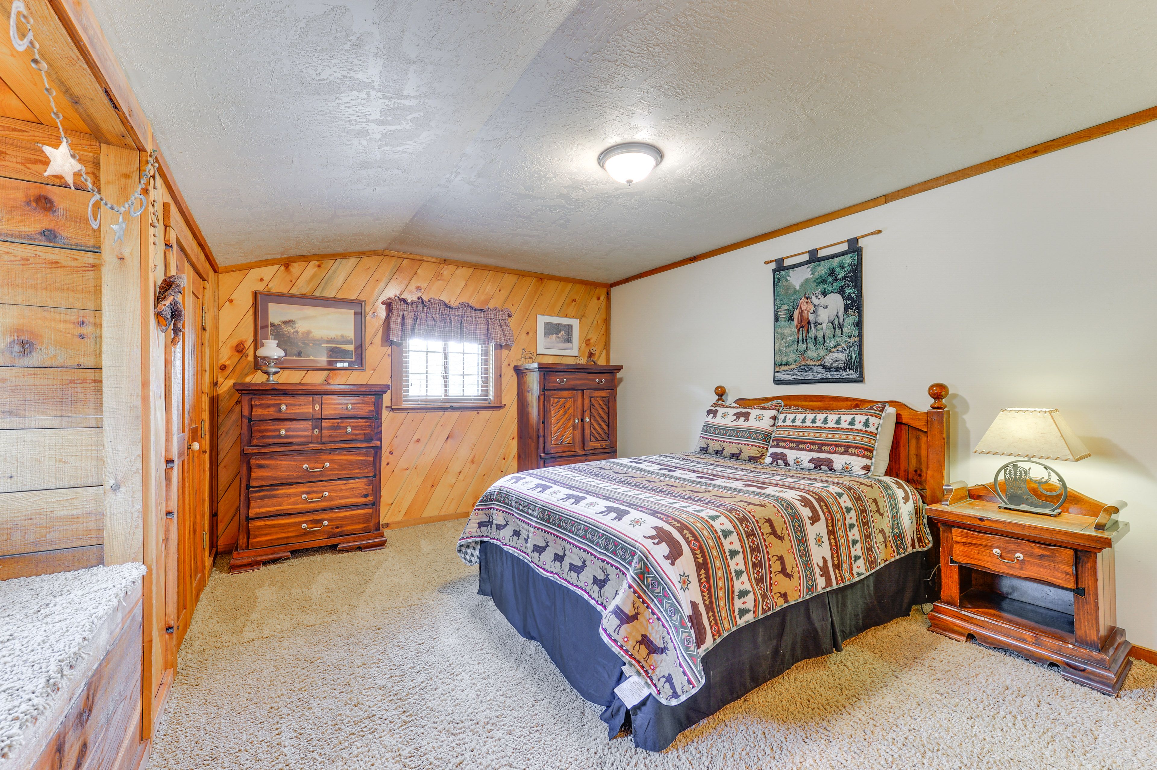 Bedroom 5 | Queen Bed | 2nd Floor