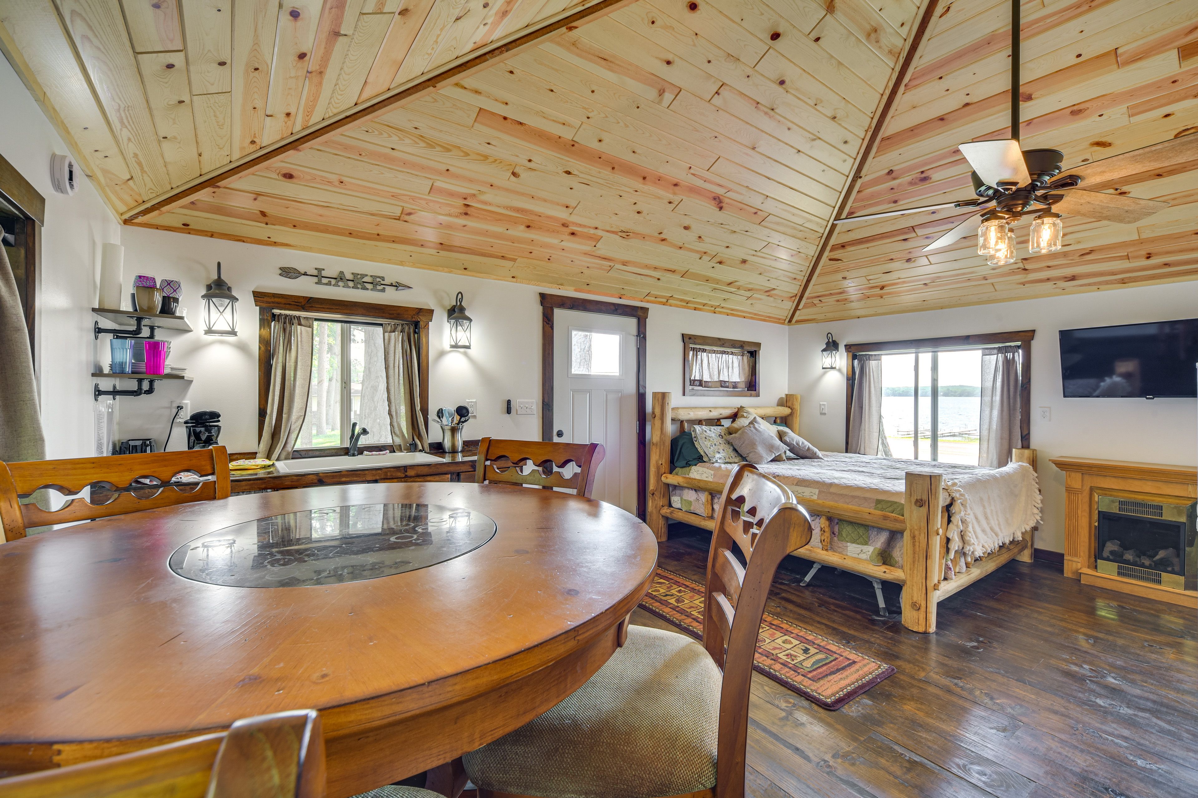 Studio | King Bed | Dining Table | Kitchenette