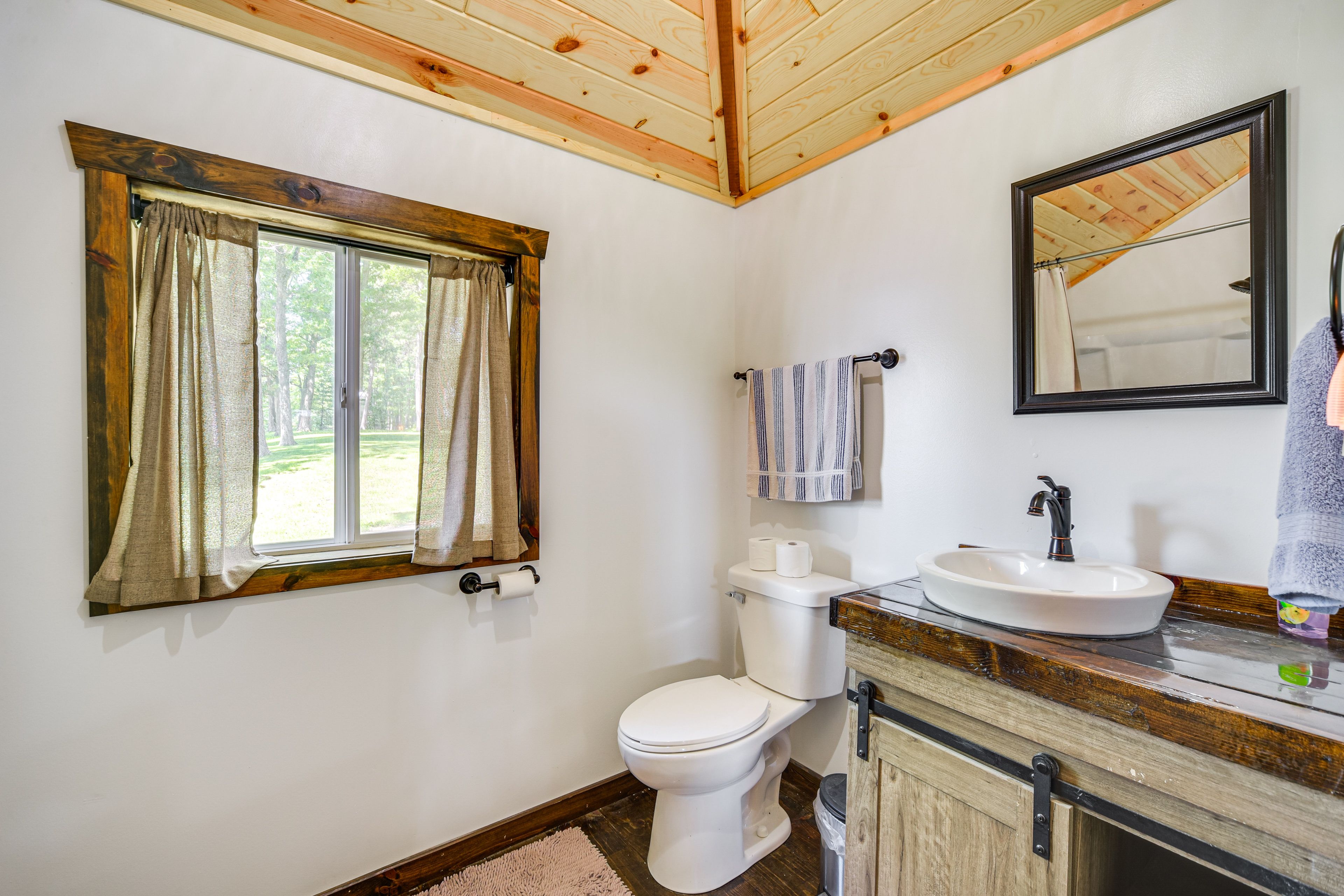 Full Bathroom | Towels Provided