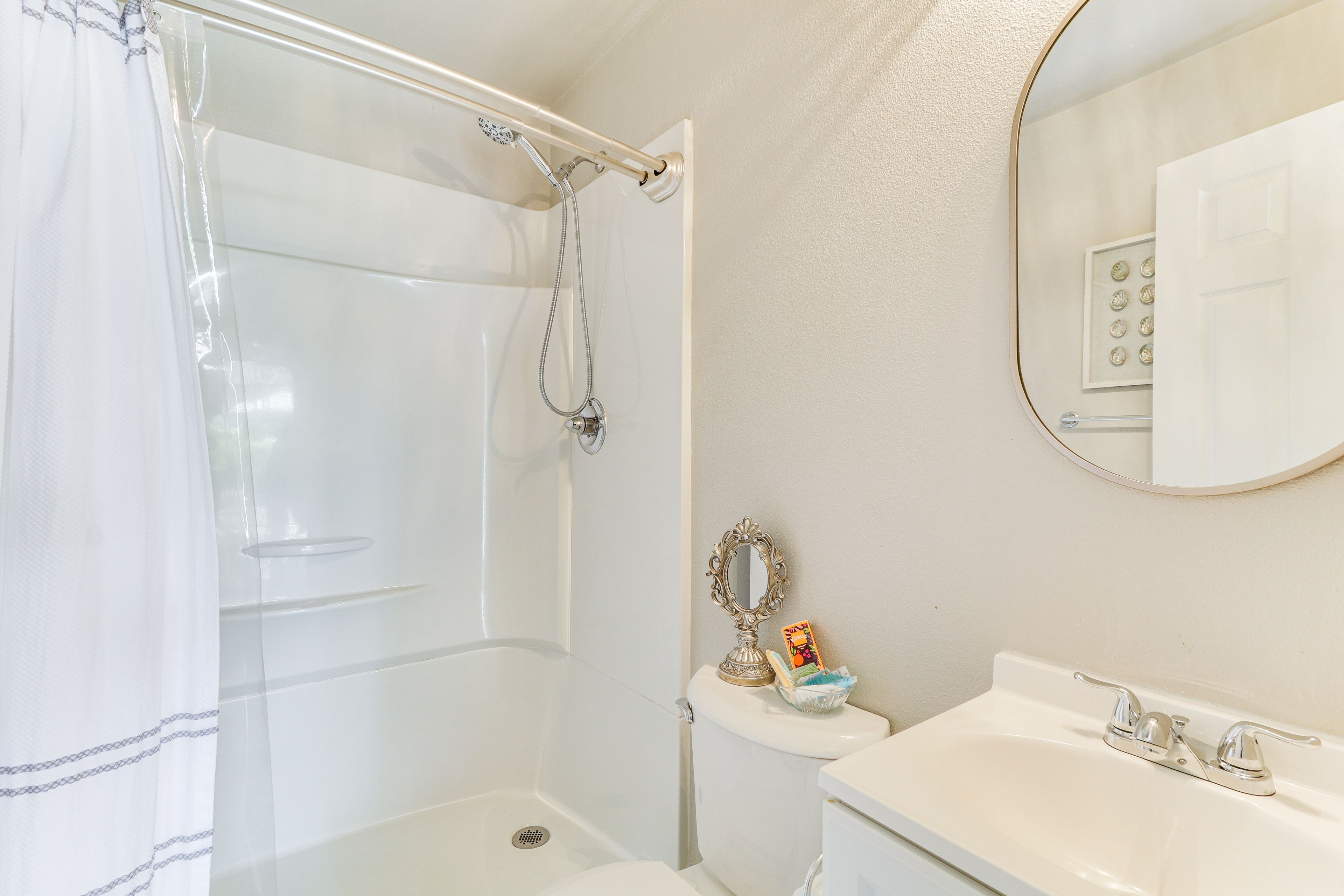 Full Bathroom | Complimentary Toiletries | Towels Provided