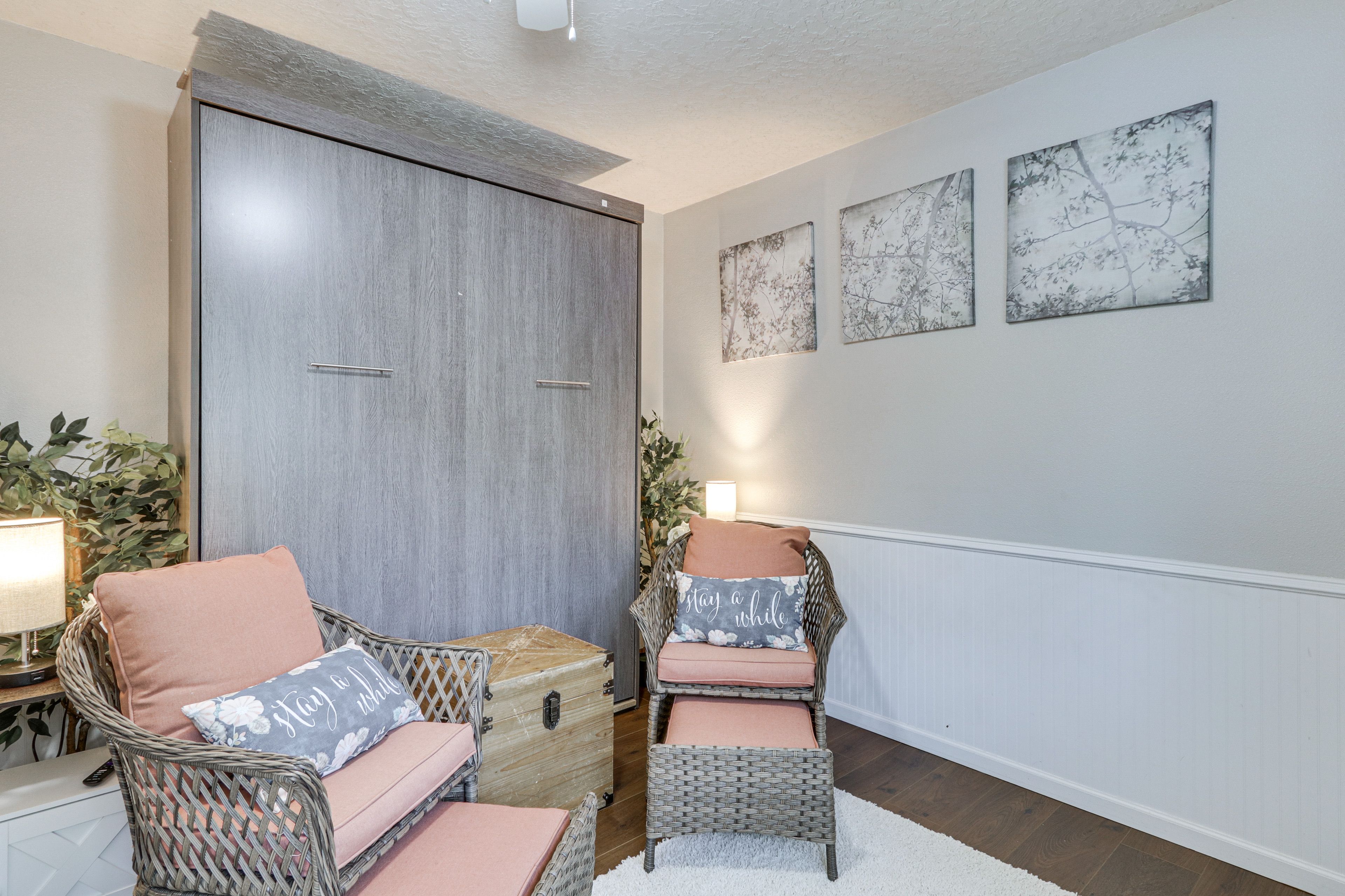 Studio | Queen Murphy Bed | Linens Provided