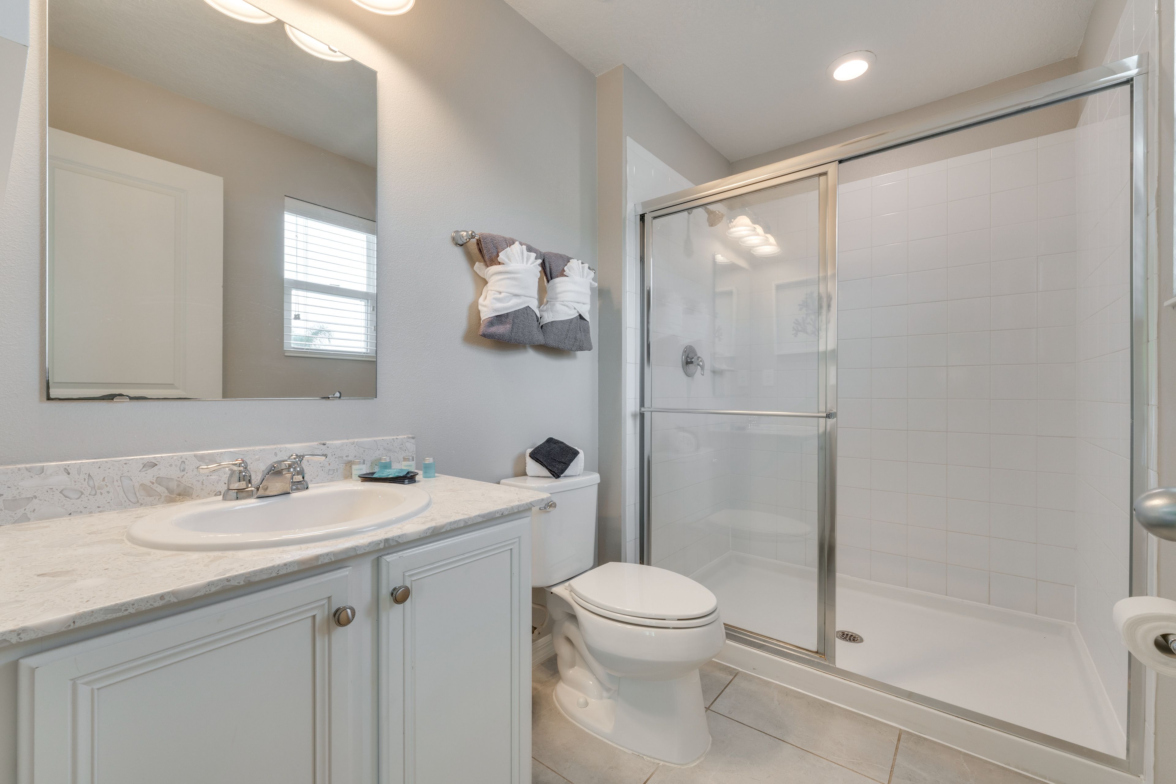 Full Bathroom | Towels Provided | 2nd Floor