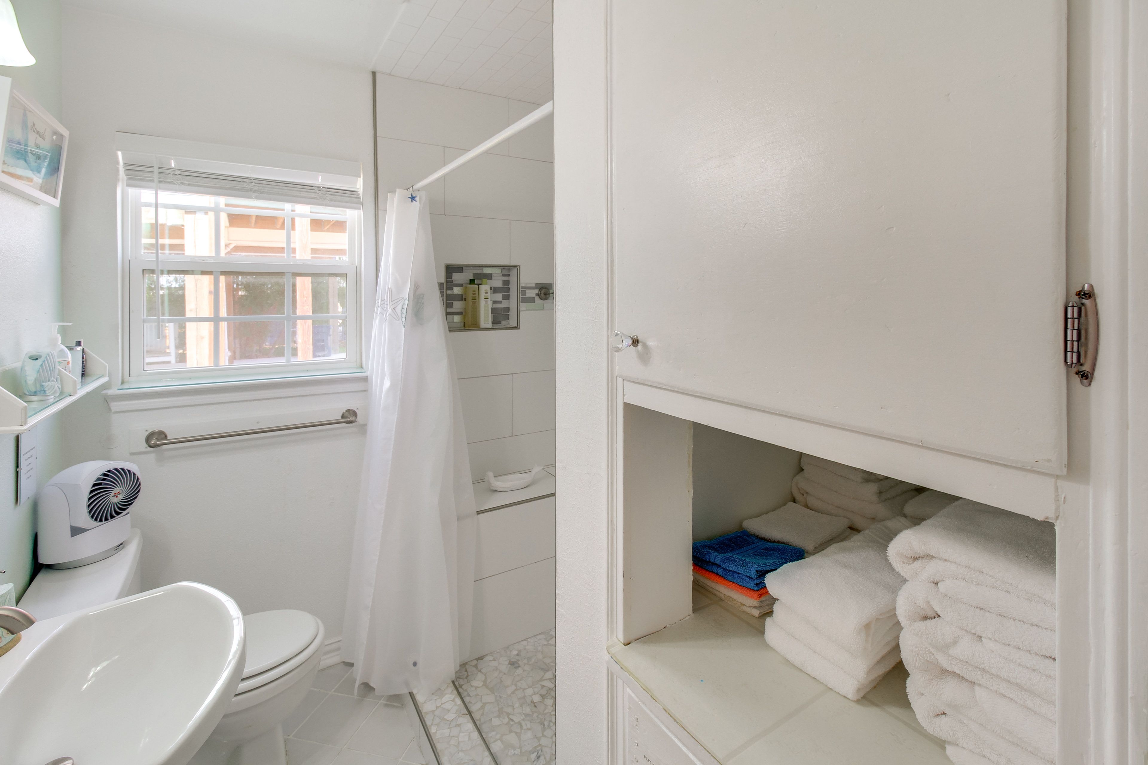 Full Bathroom | Towels Provided | Complimentary Toiletries