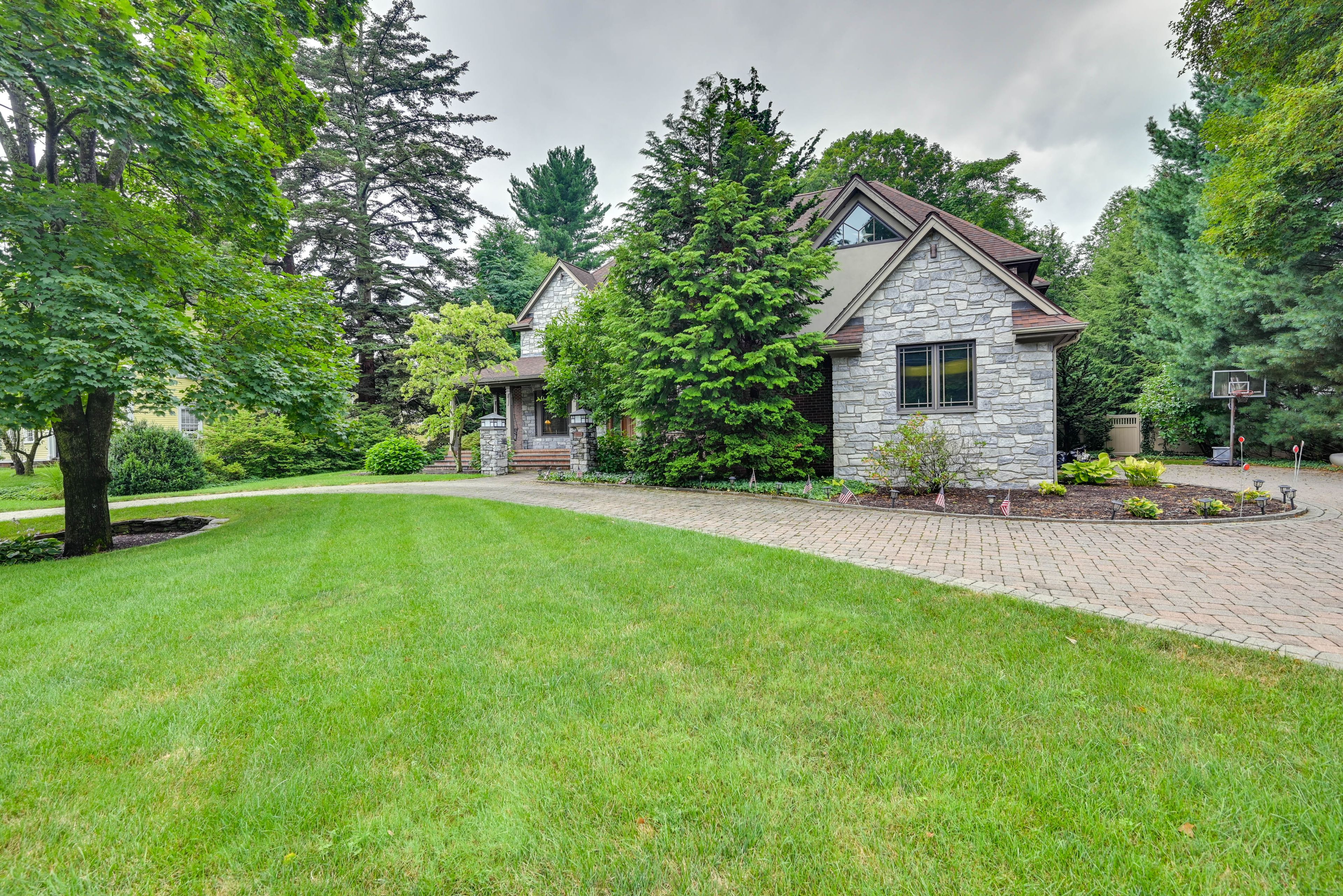 Parking | Garge (1 Vehicle) | Driveway (2 Vehicles)