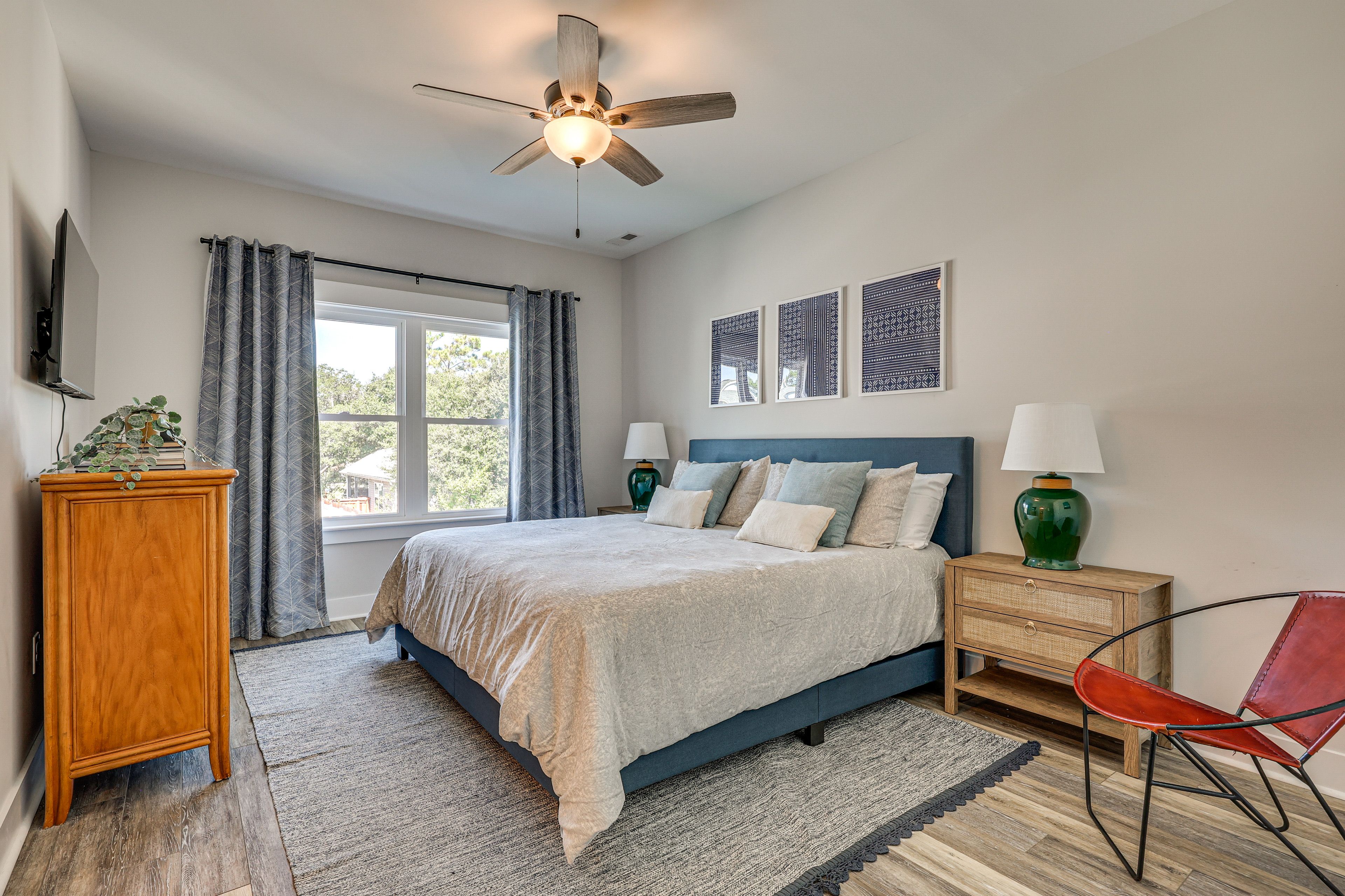 Bedroom 1 (En-Suite) | King Bed | TV