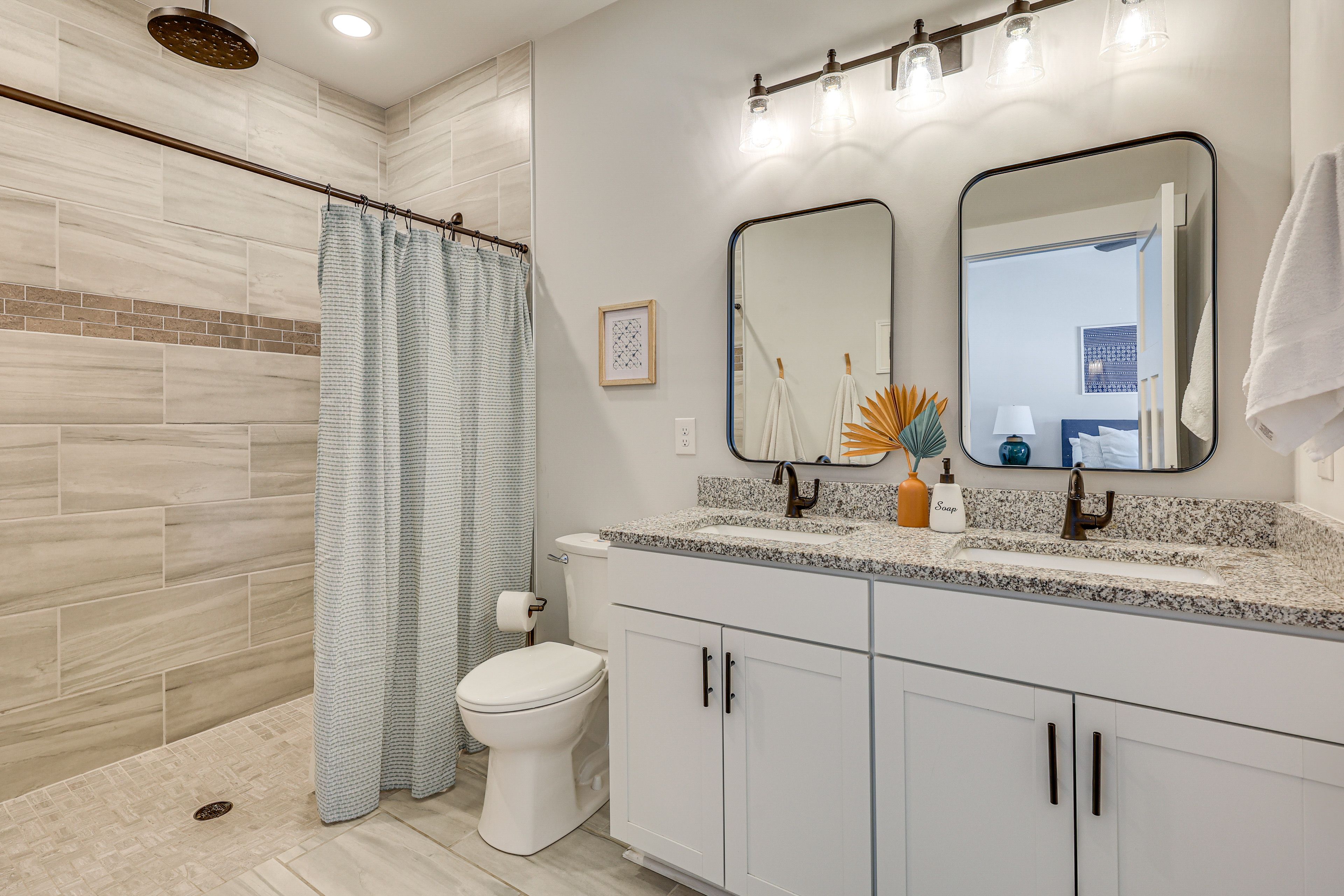 Full Bathroom | Towels Provided