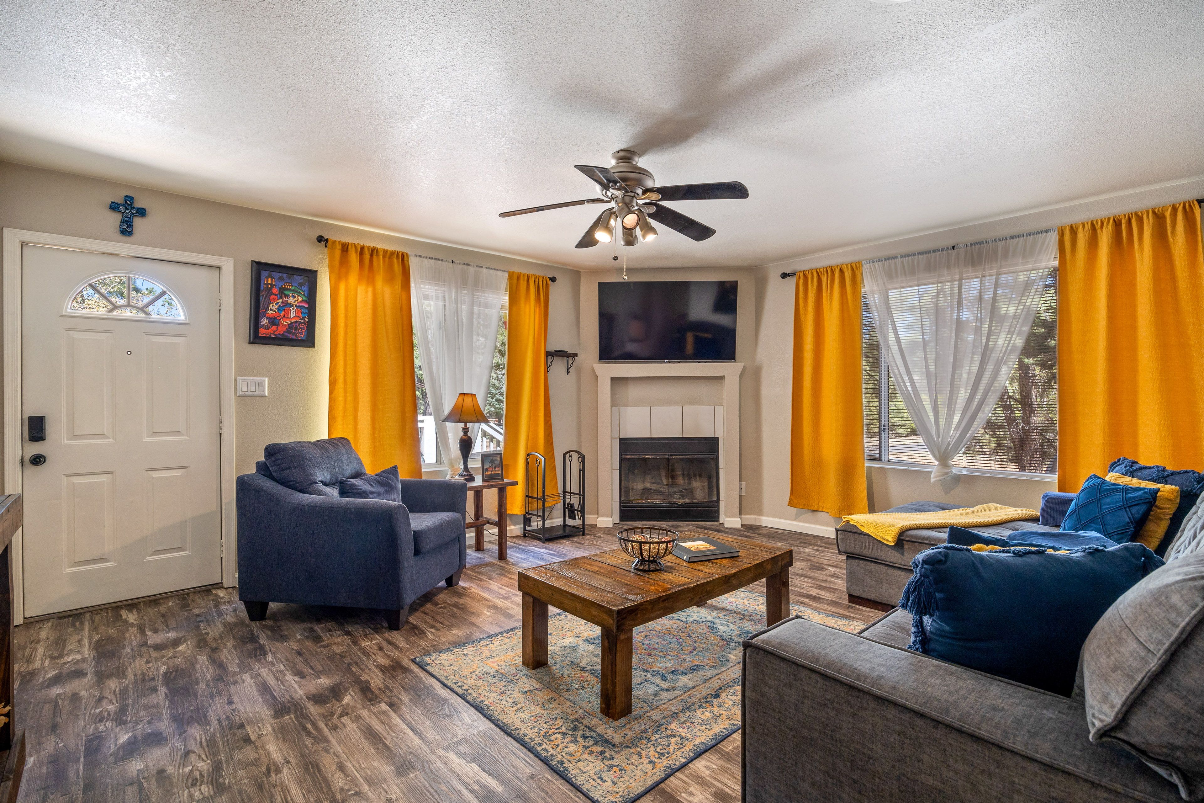 Living Room | Full Sleeper Sofa | Smart TV | Free WiFi | Fireplace