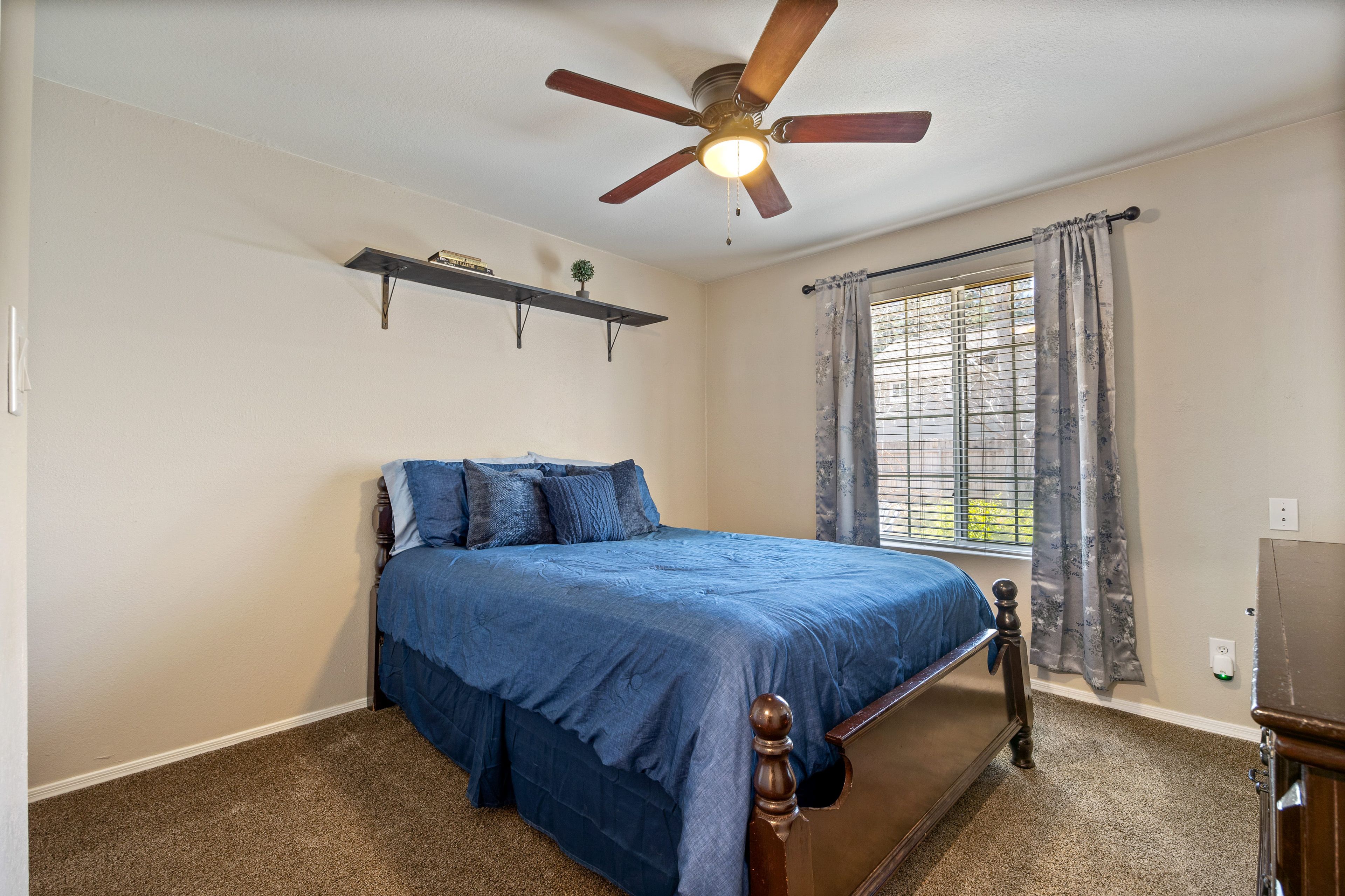 Bedroom 3 | Queen Bed