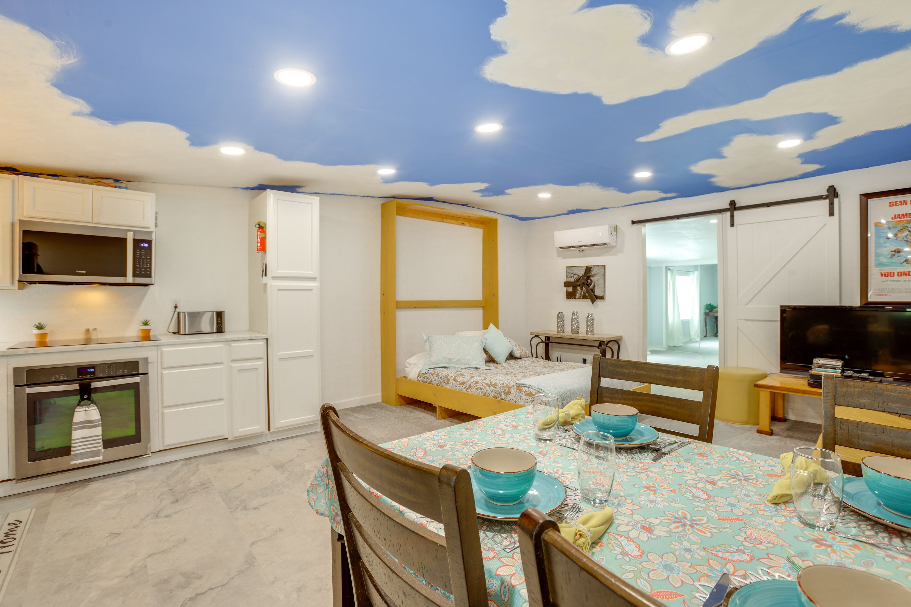 Dining Table | Dishware & Flatware