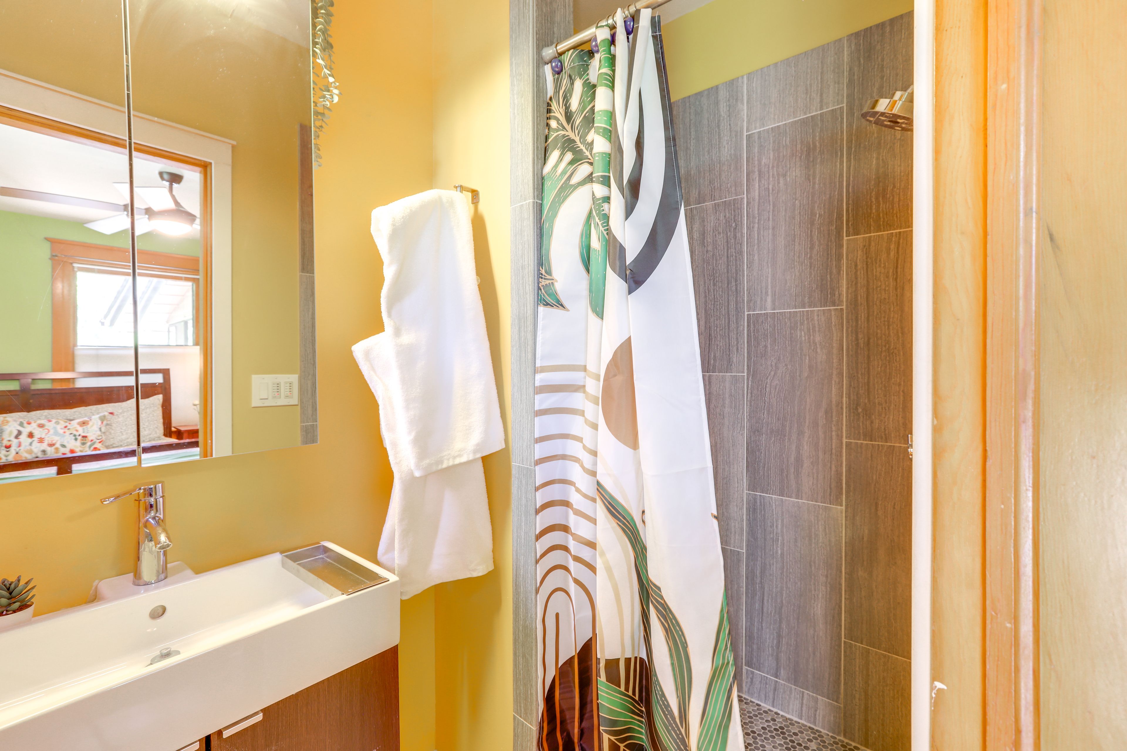 En-Suite Bathroom | 2nd Floor | Towels Provided