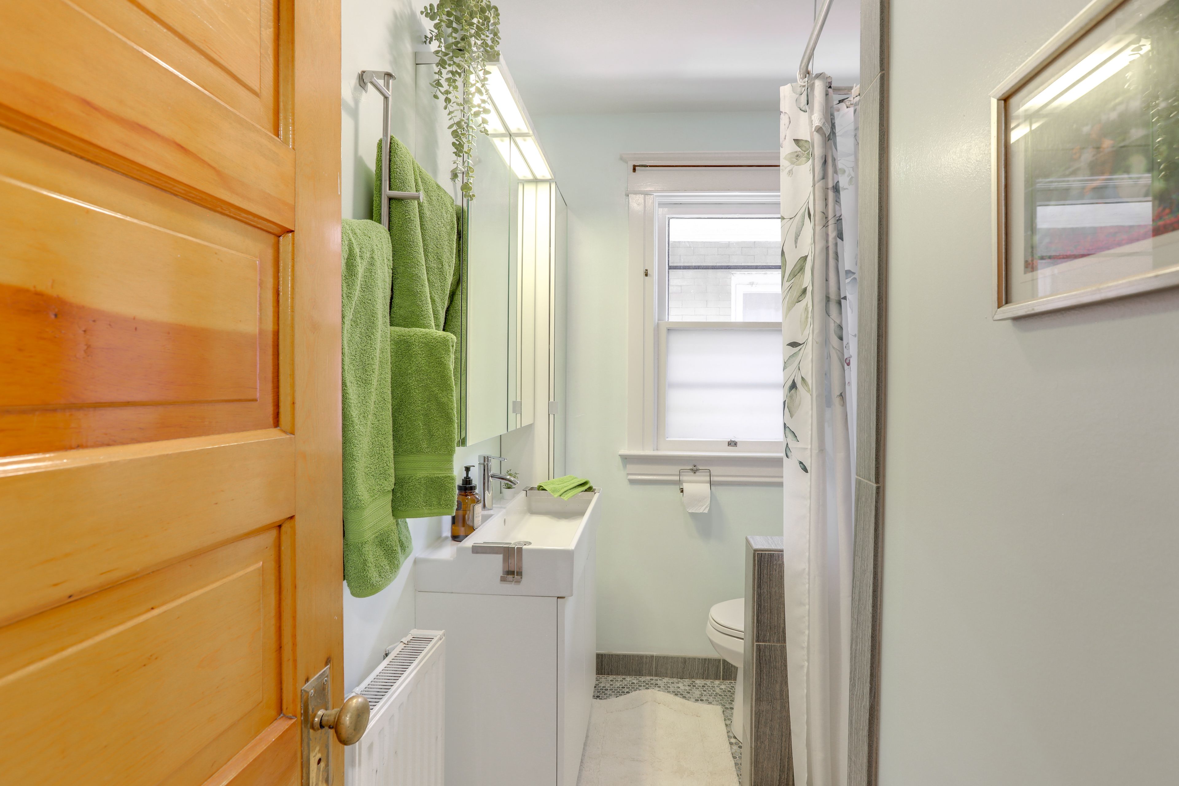 Full Bathroom | 2nd Floor | Complimentary Toiletries | Hair Dryer