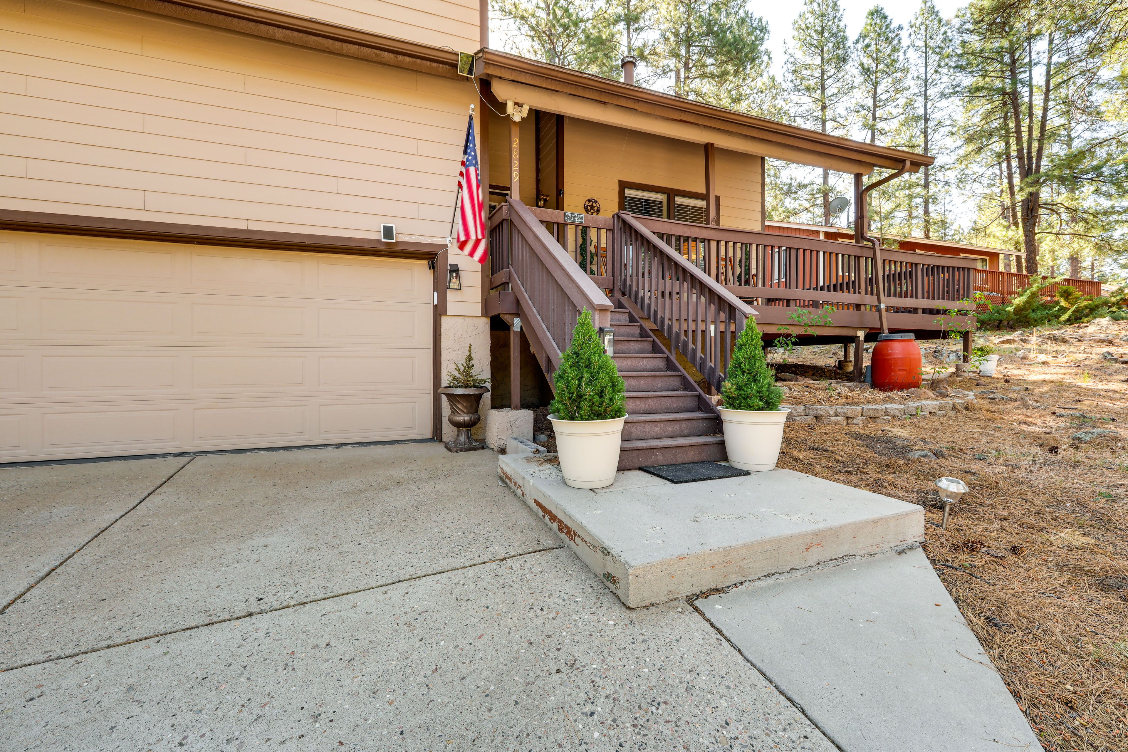 Parking | Driveway (4 Vehicles) | Free Street Parking | RV/Boat/Trailer Parking