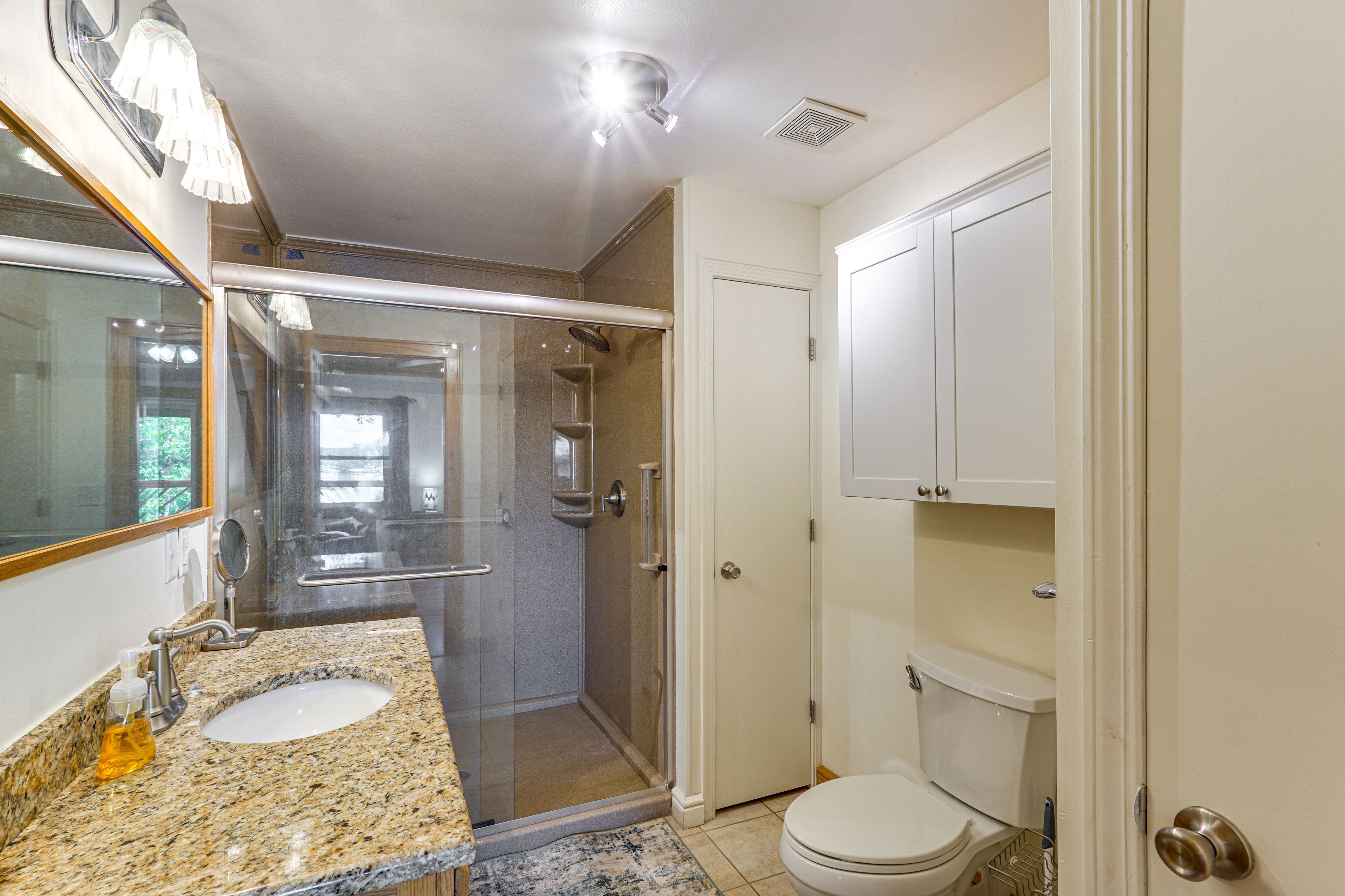 Full Bathroom | Towels Provided | Complimentary Toiletries