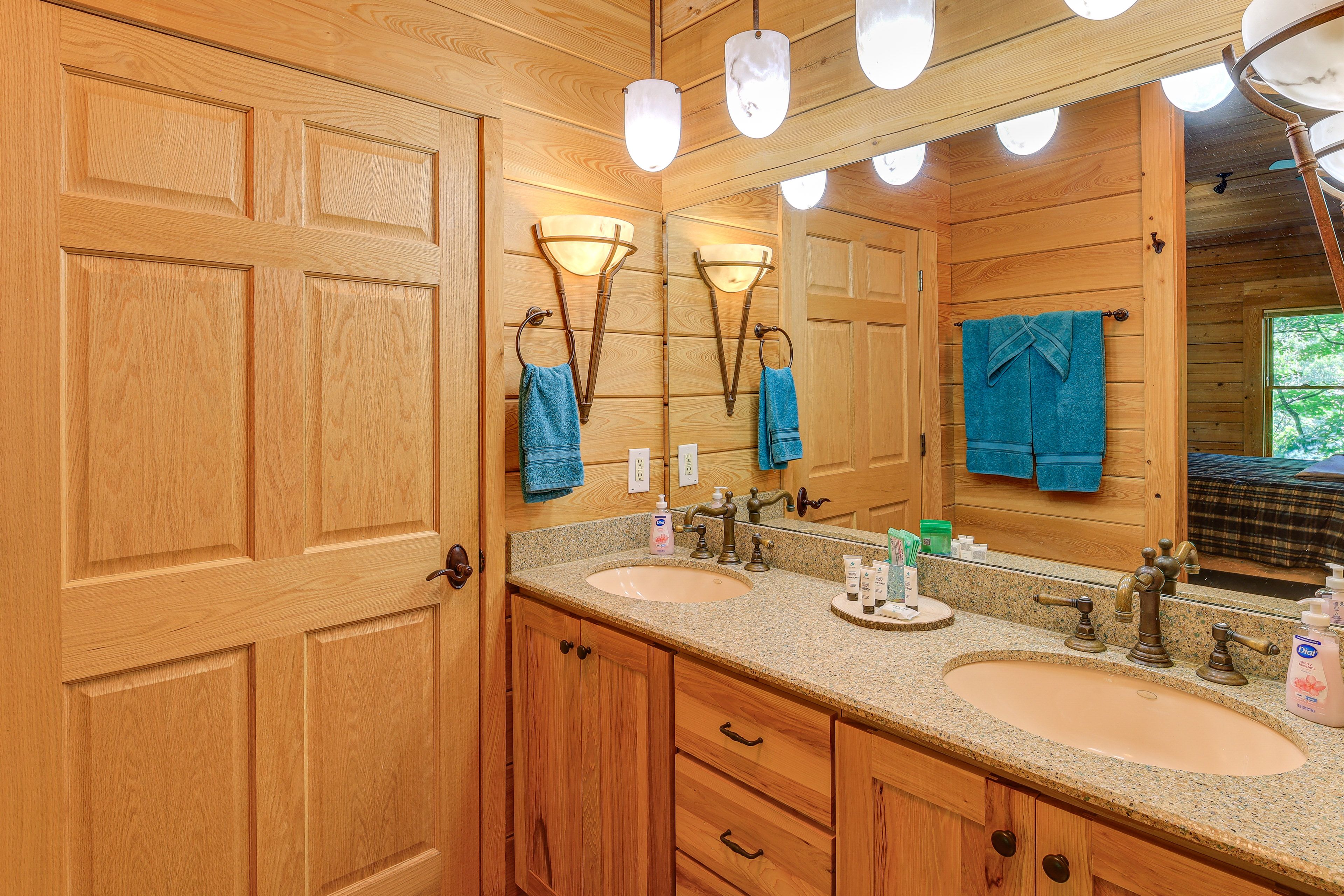 Full Bath | Towels | Main Level