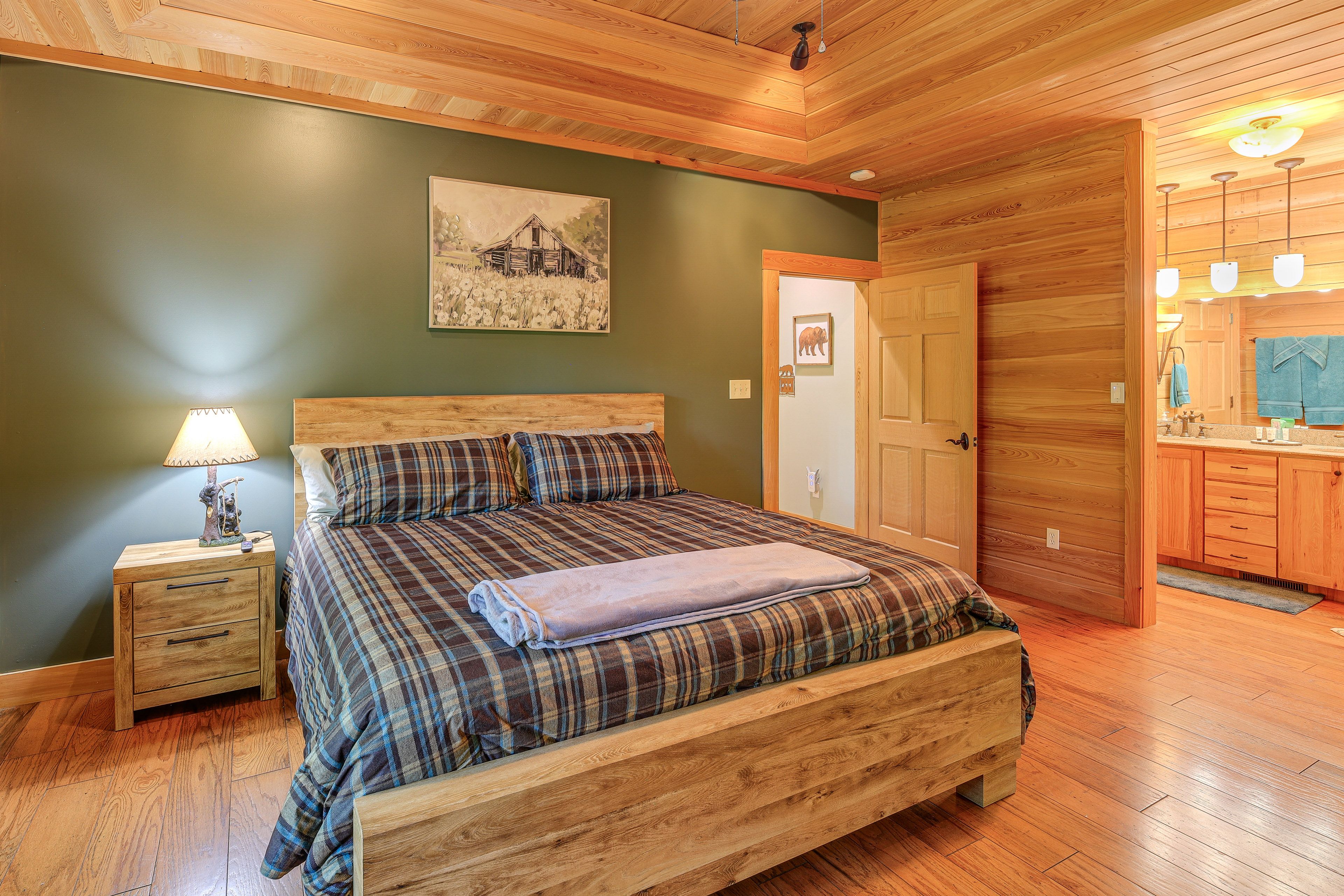 Bedroom 1 | King Bed | Linens | Main Level