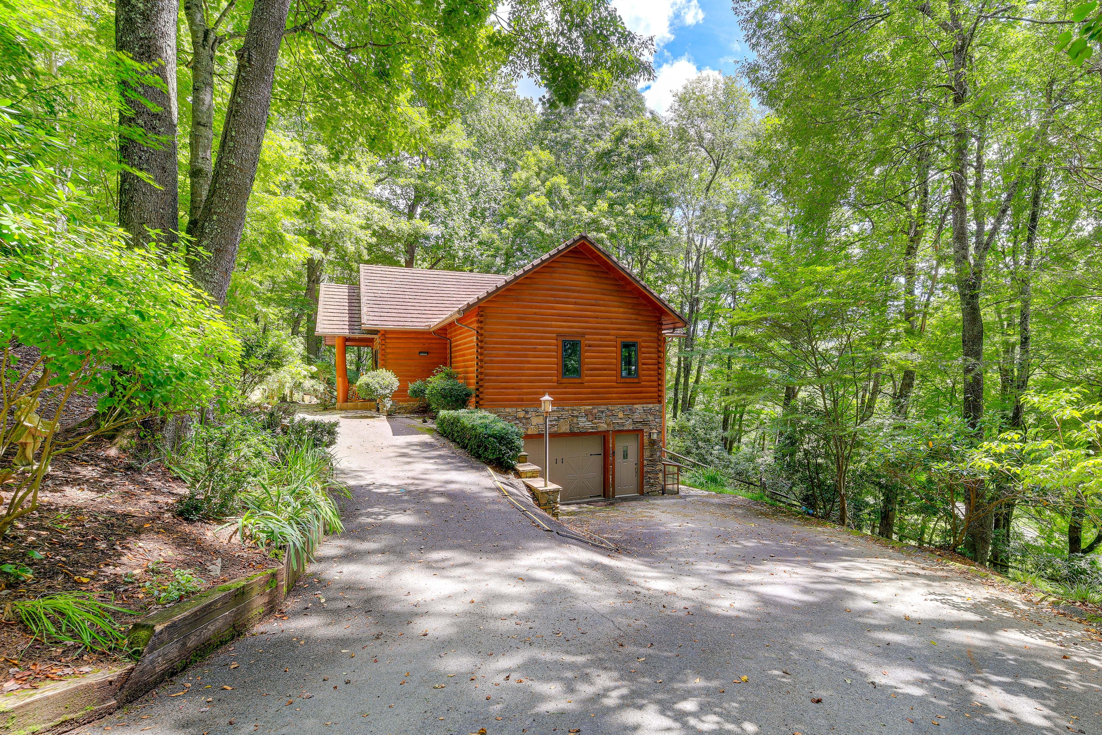 Parking | Driveway (3 Vehicles) | Street (2 Vehicles)