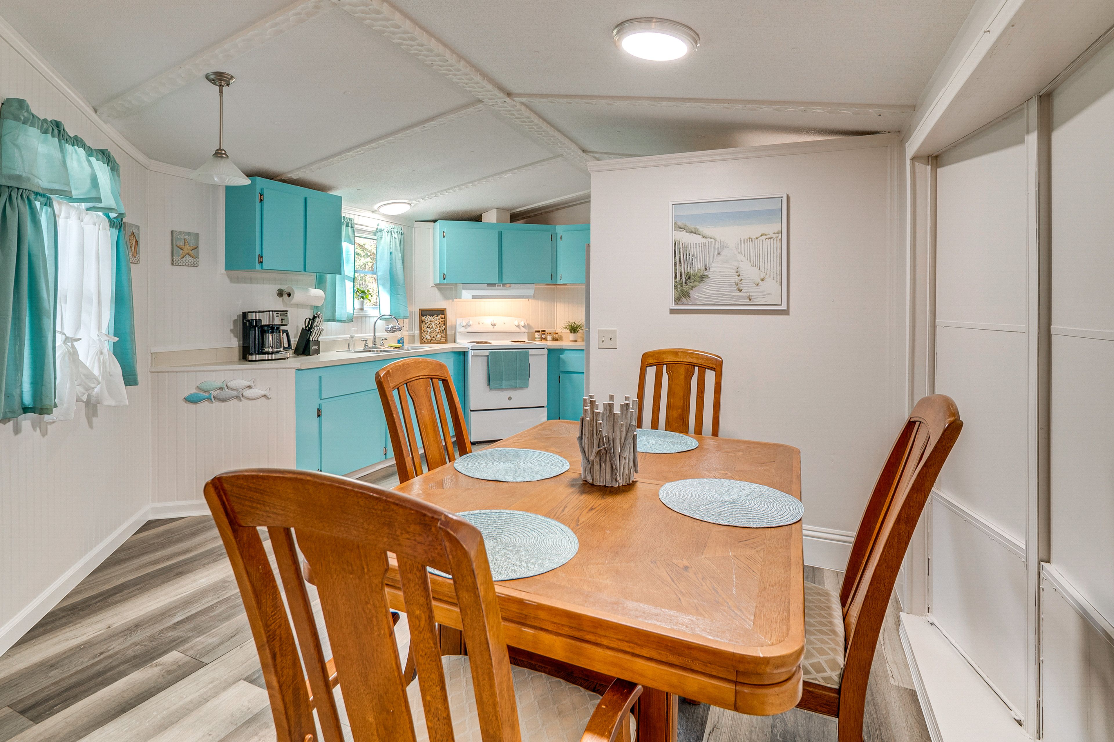 Dining Table | Dishware & Flatware