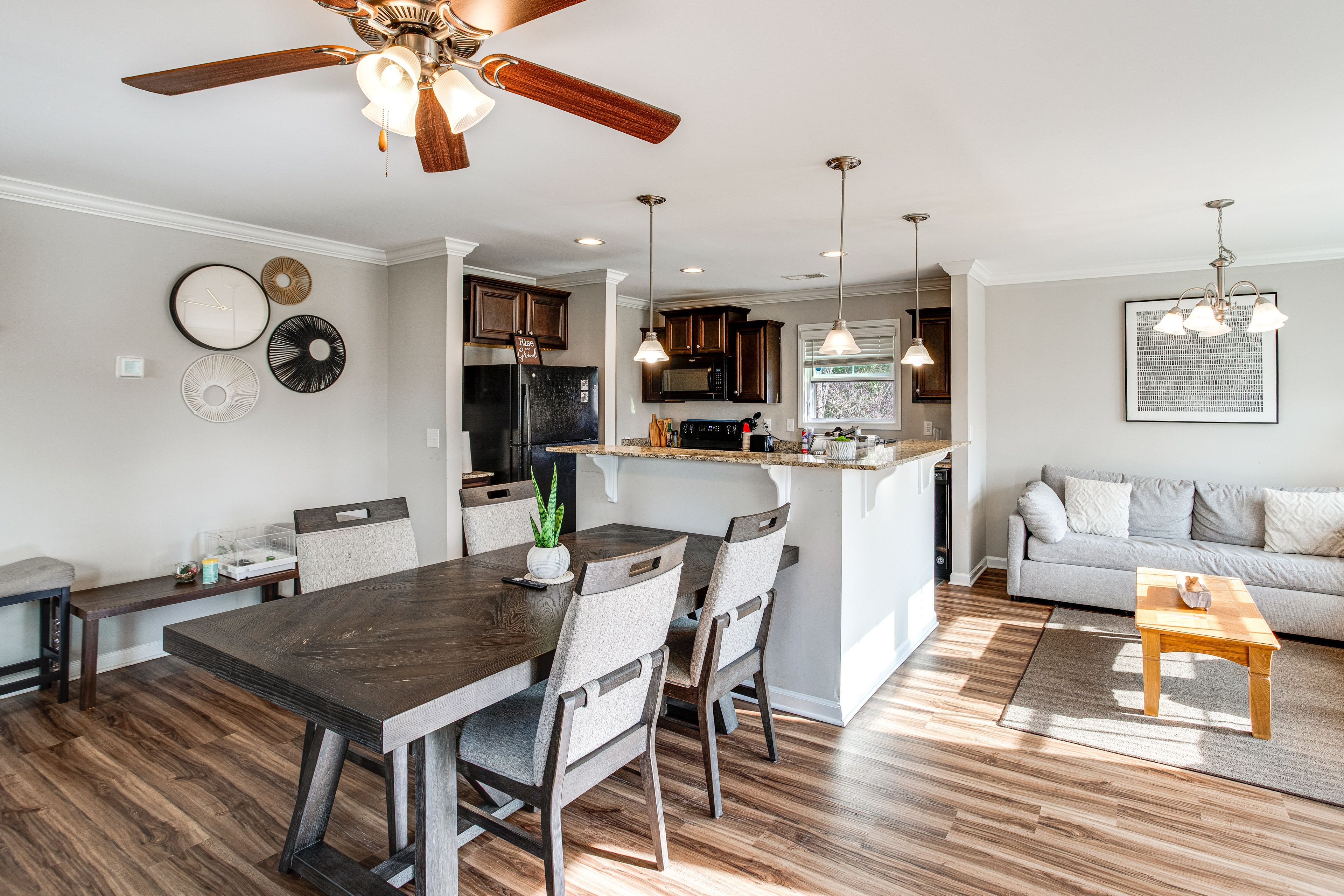 Dining Area | Dishware/Flatware Provided | 1st Floor