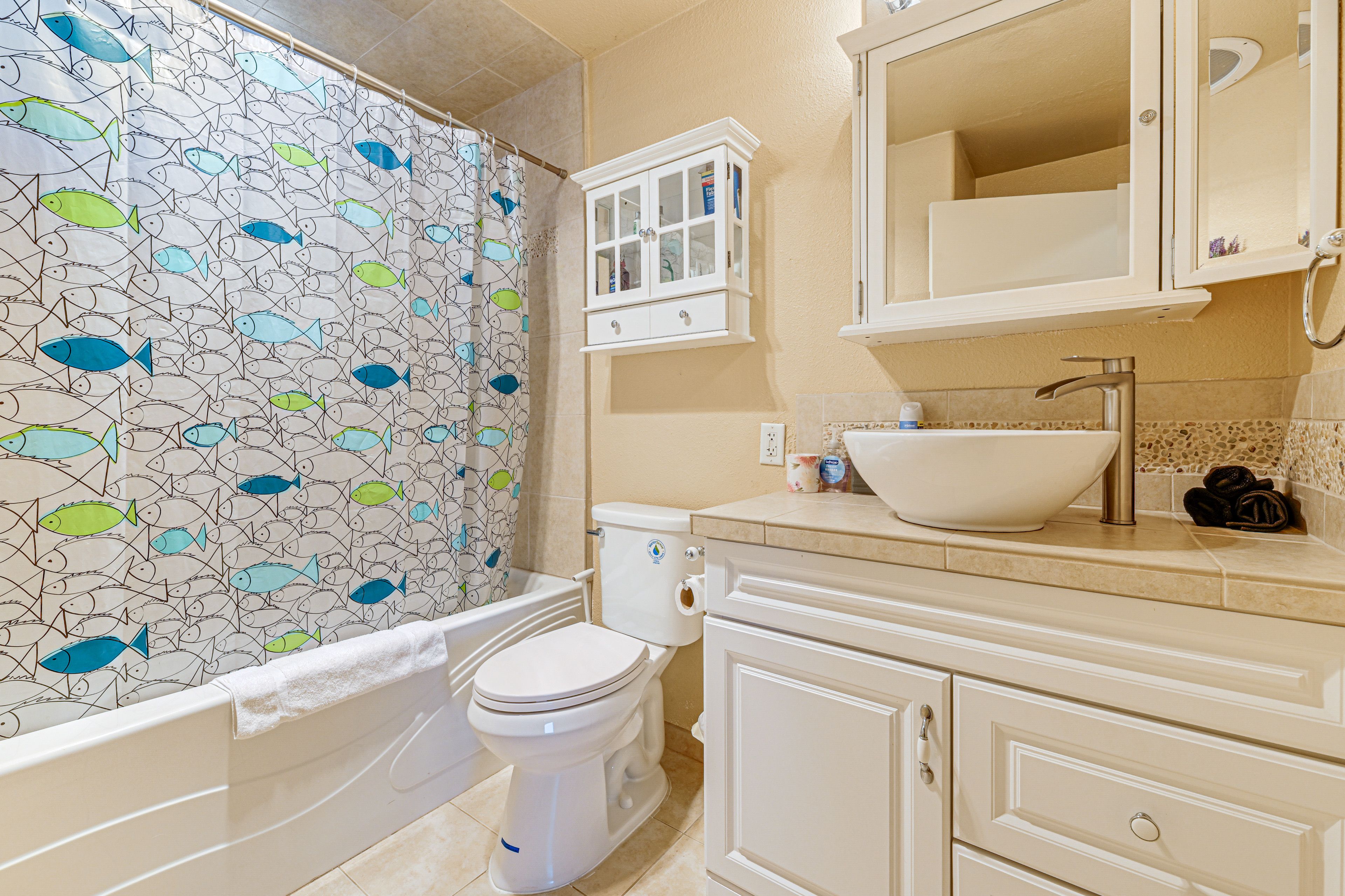 Full Bathroom | Towels Provided