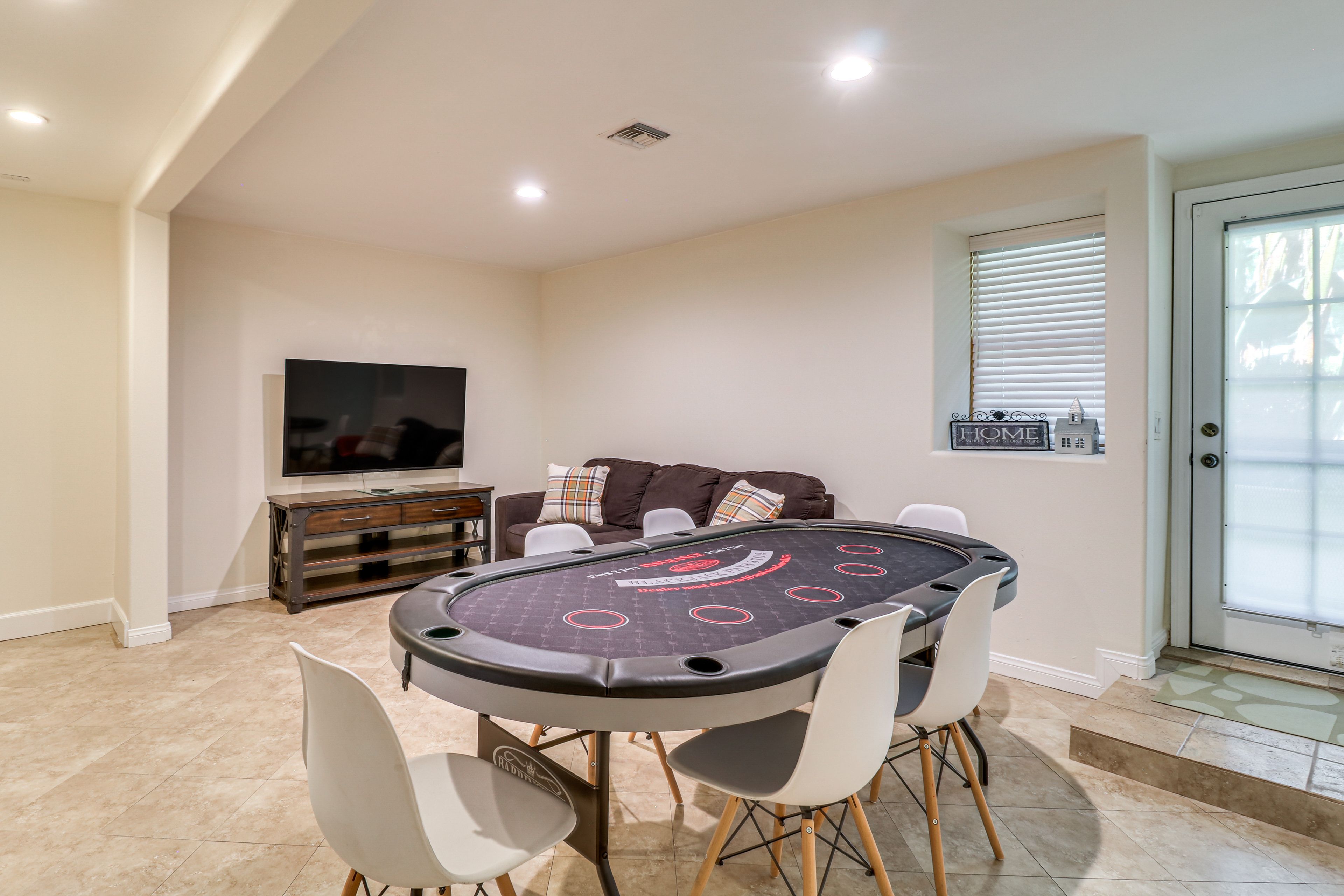 Family Room | Board Games | Blackjack Table | Smart TV | 1st Floor