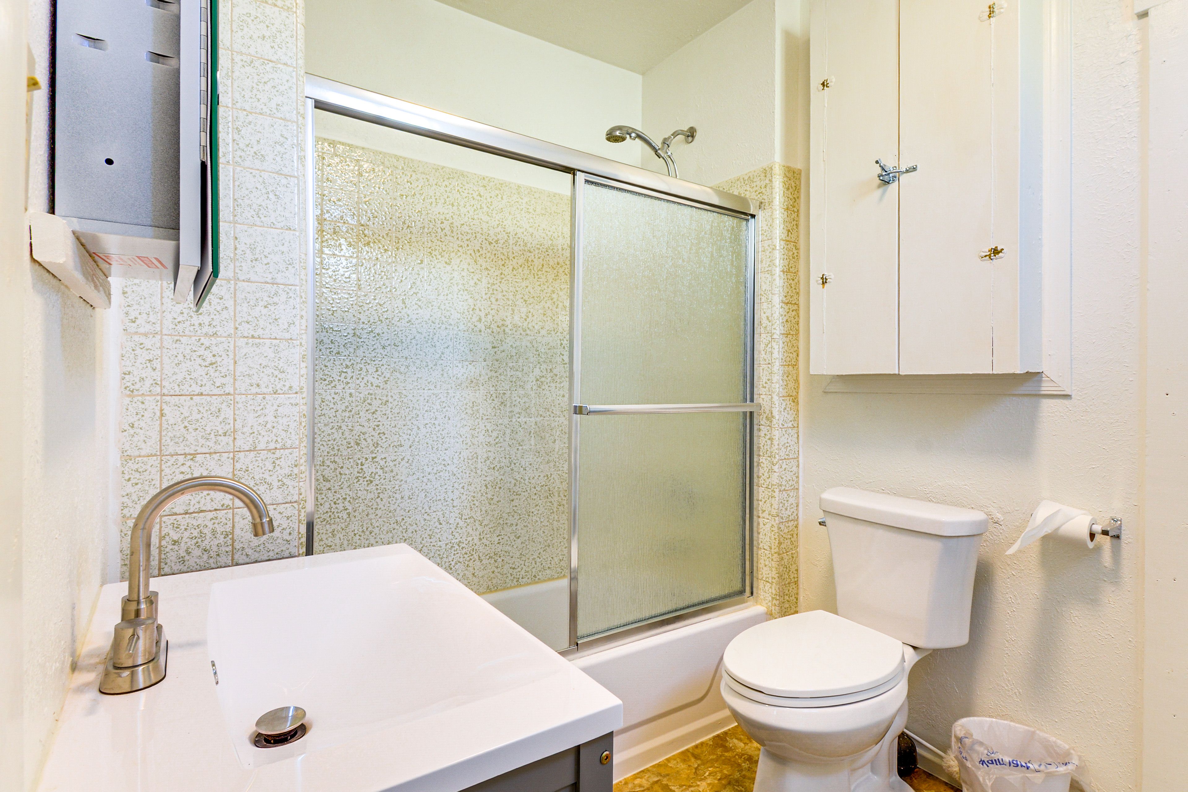 Full Bathroom | Towels Provided