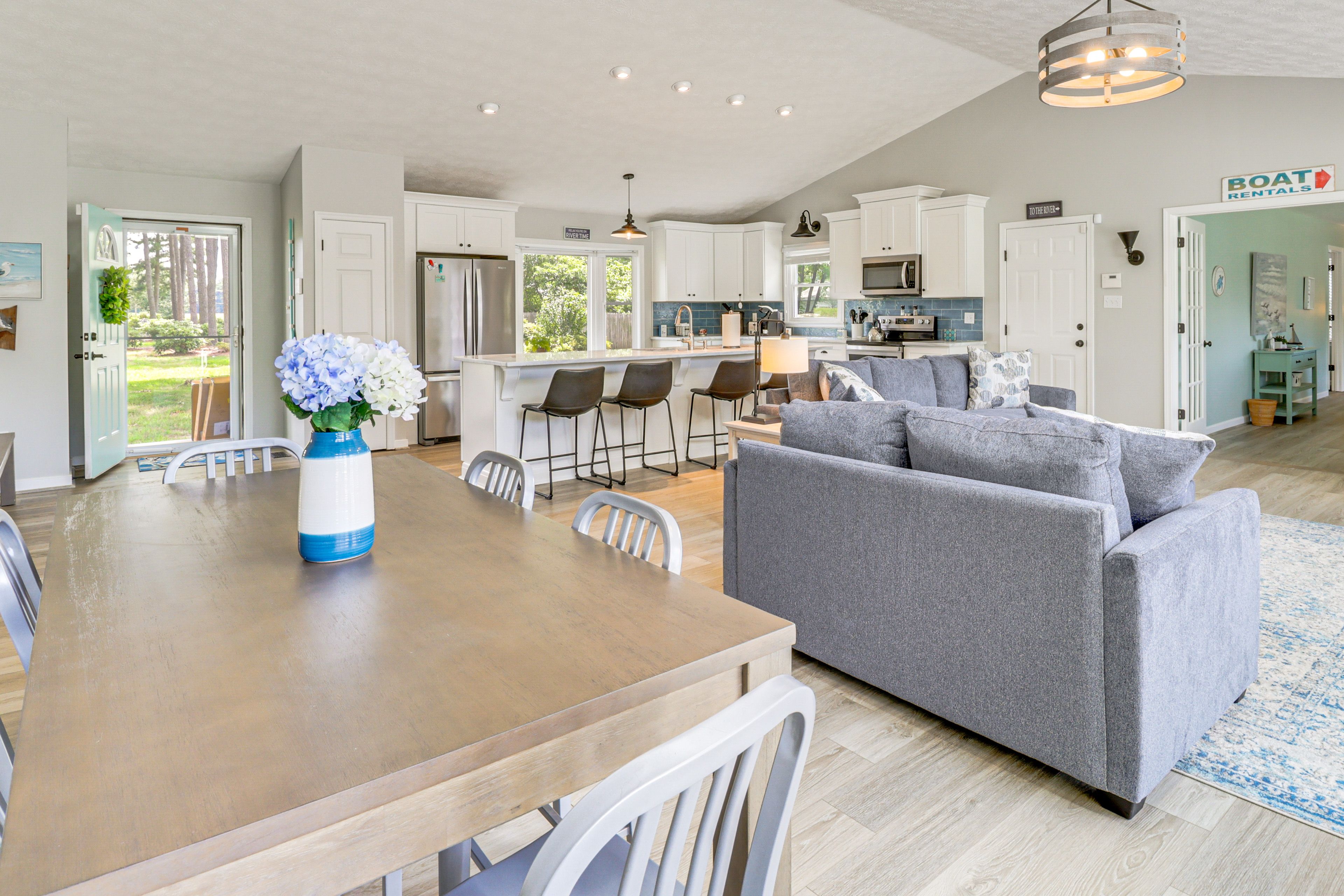 Dining Area | Dishware & Flatware | Central A/C & Heat