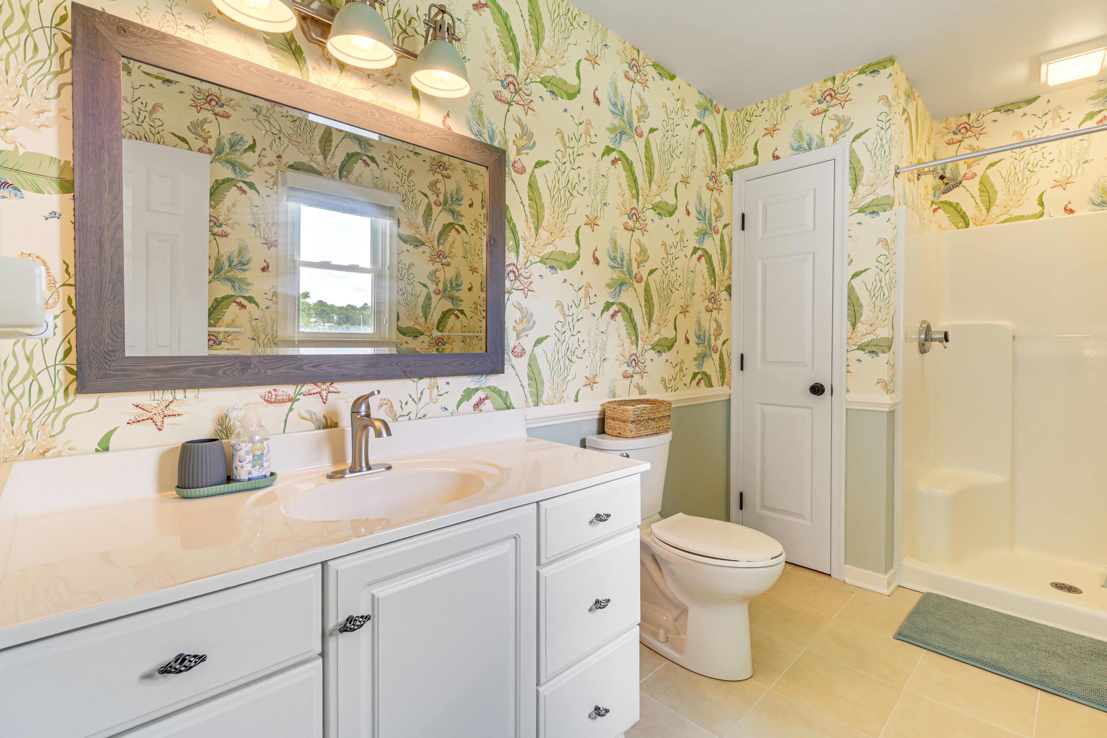 Full Bathroom | Towels Provided