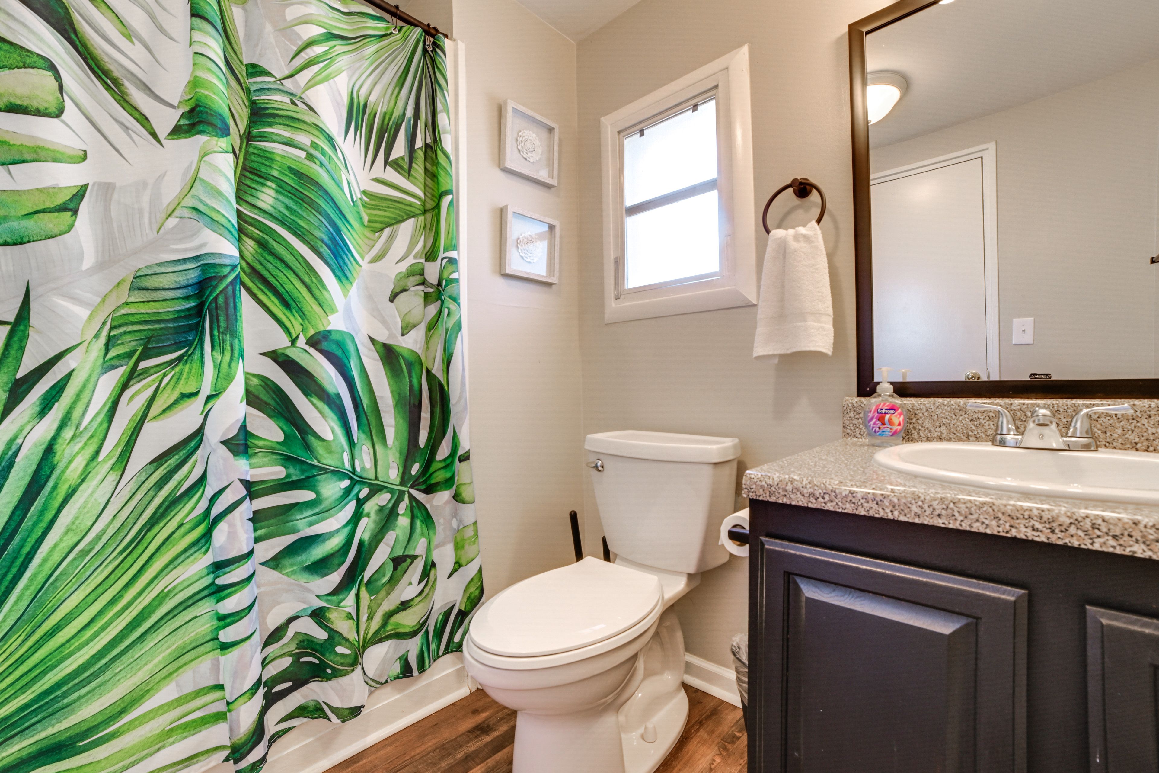 Full Bathroom | Towels Provided