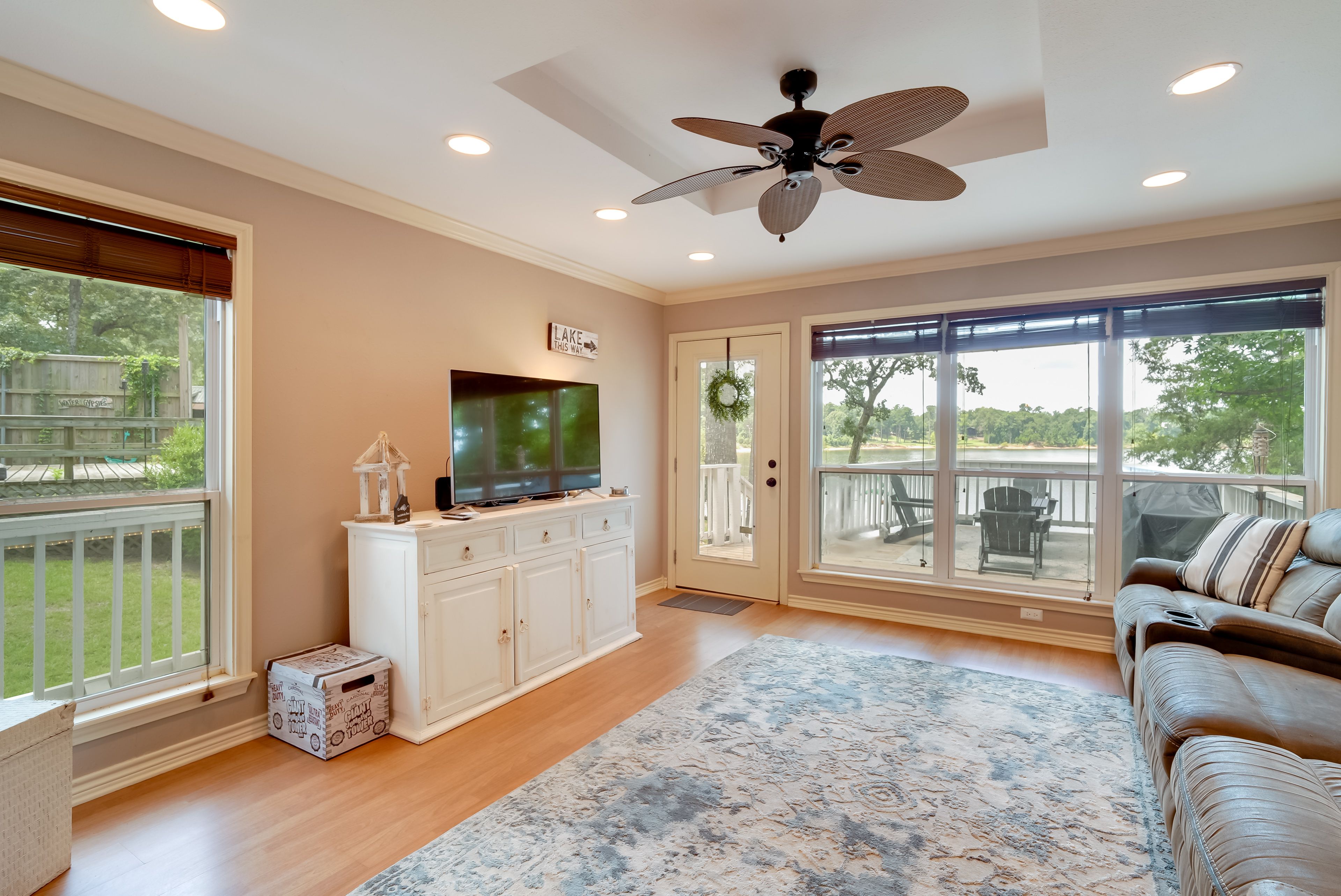 Living Room | Free WiFi | Smart TV | 1st Floor