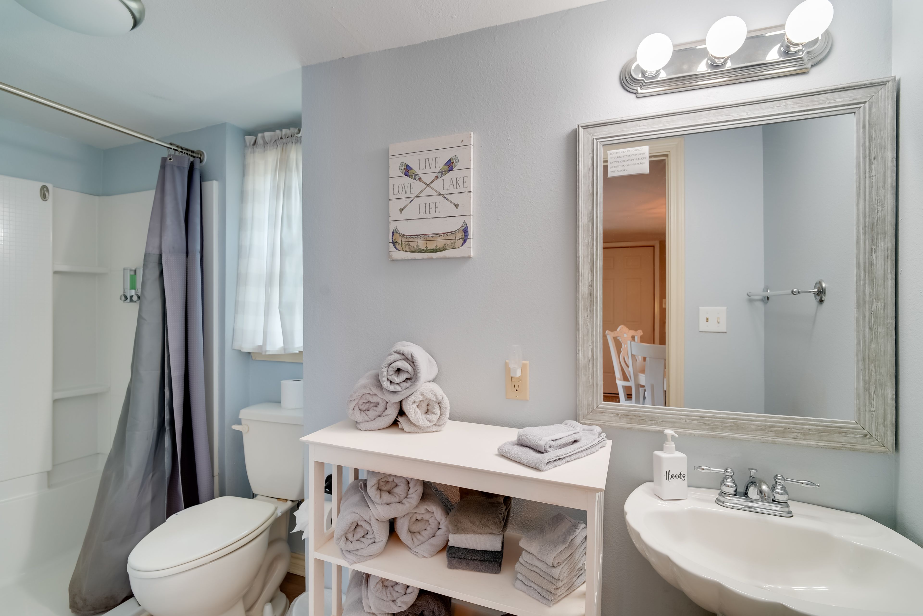 Full Bathroom | Towels Provided | 1st Floor