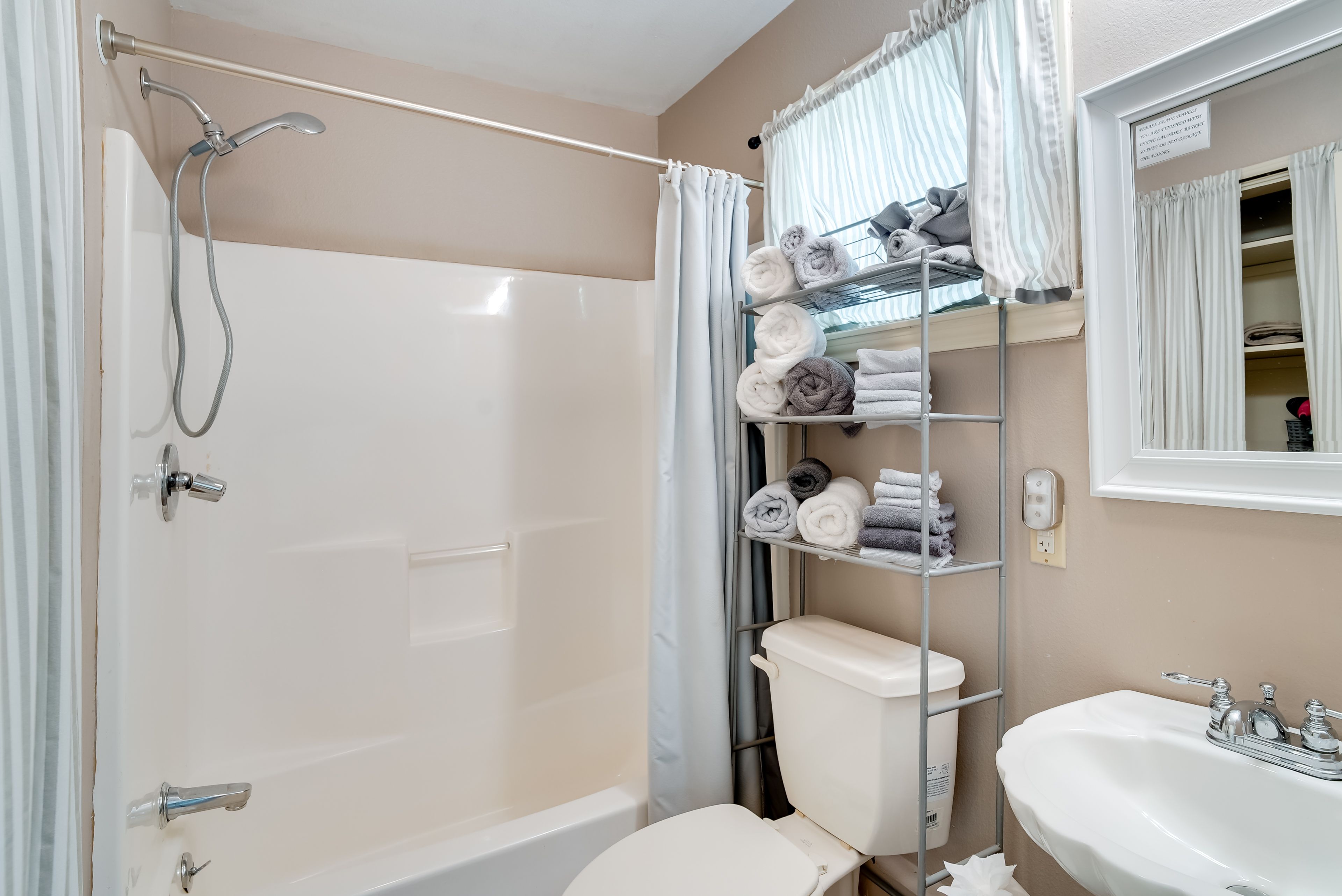 Full Bathroom | 2nd Floor