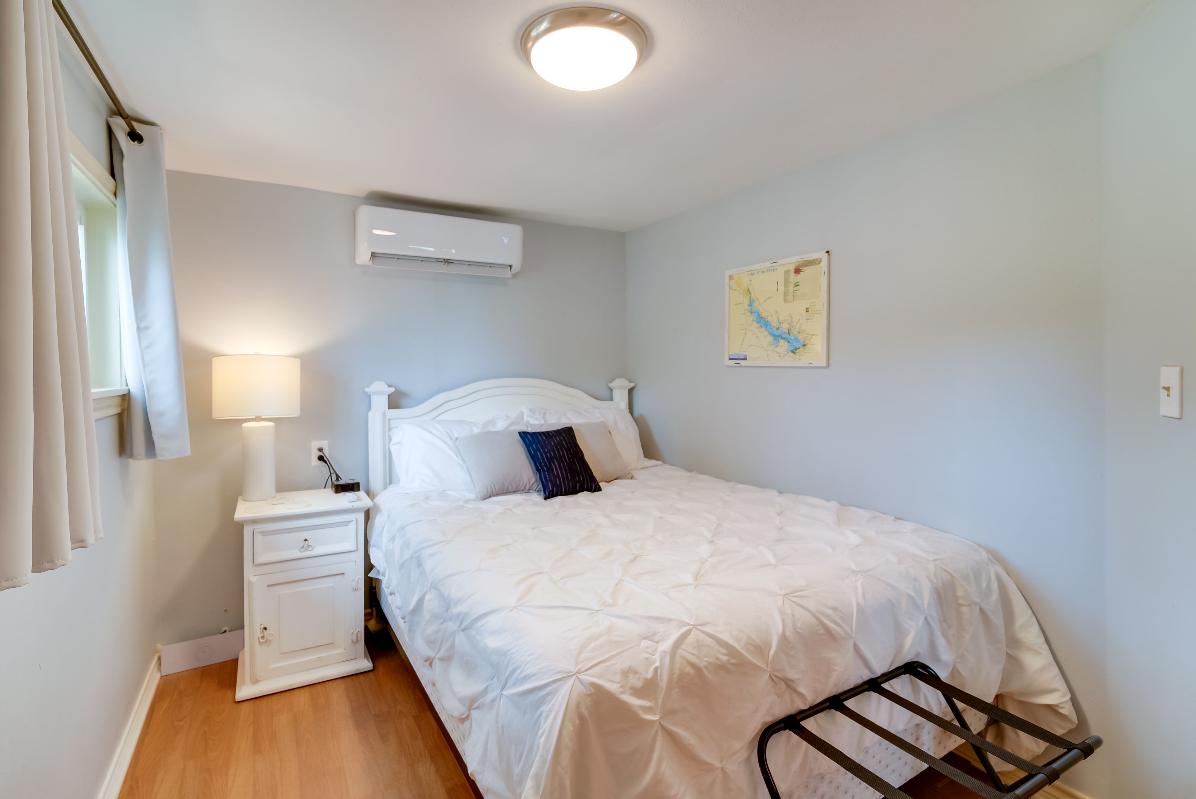 Bedroom 1 | Queen Bed | Linens Provided | 1st Floor