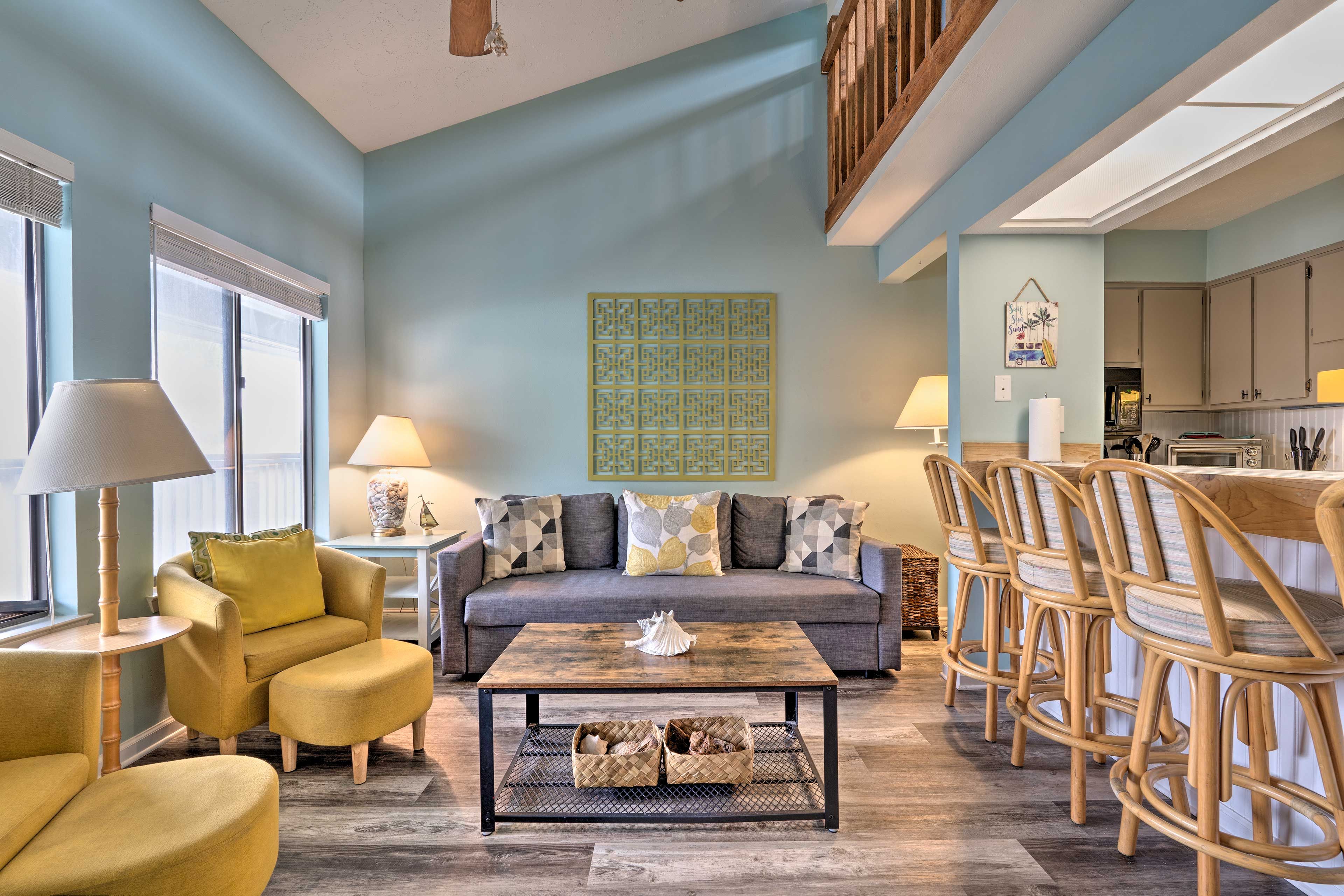 Living Room | Free WiFi | Sleeper Sofa | Main Floor