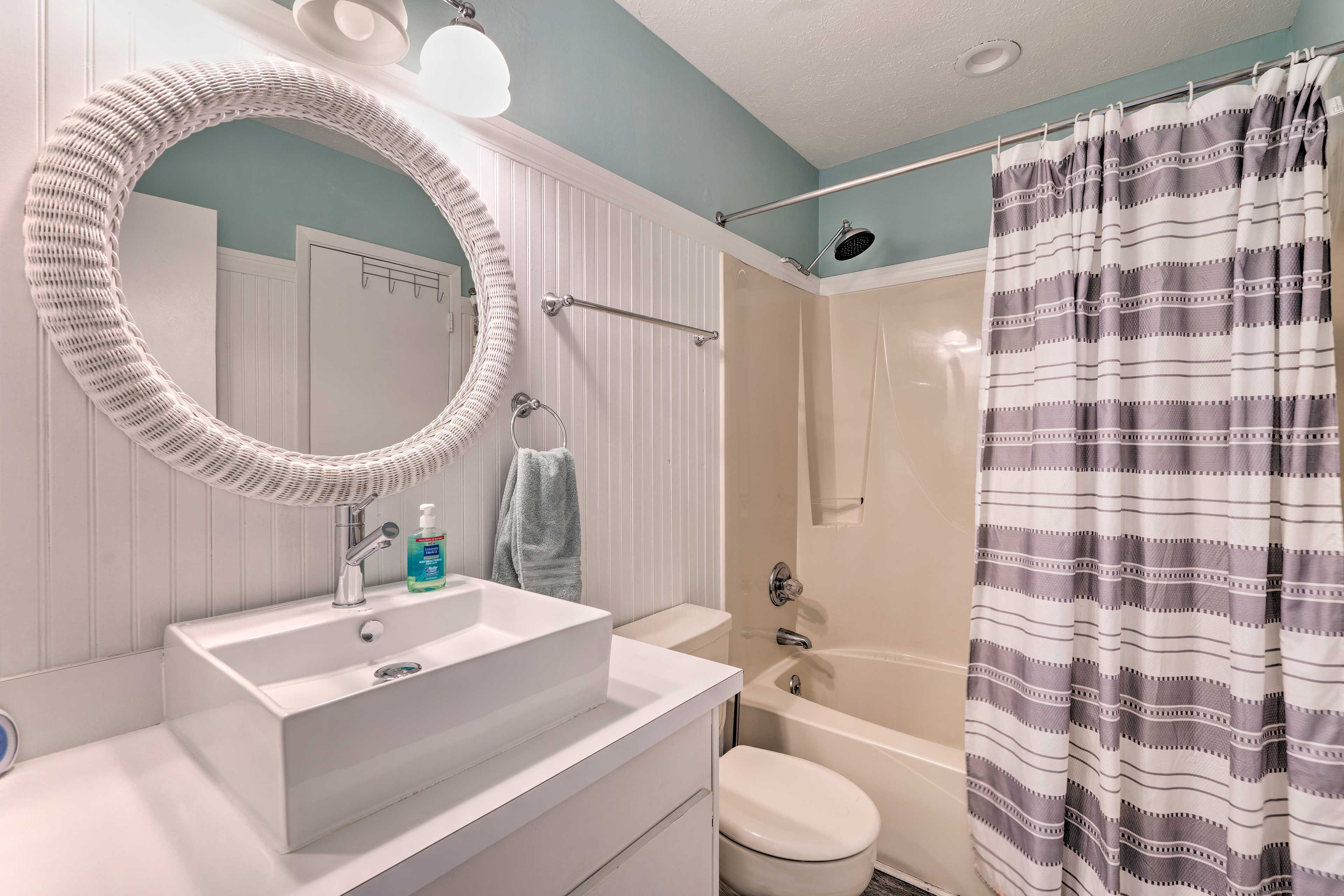 En-Suite Bathroom | Linens & Towels Provided | Main Floor