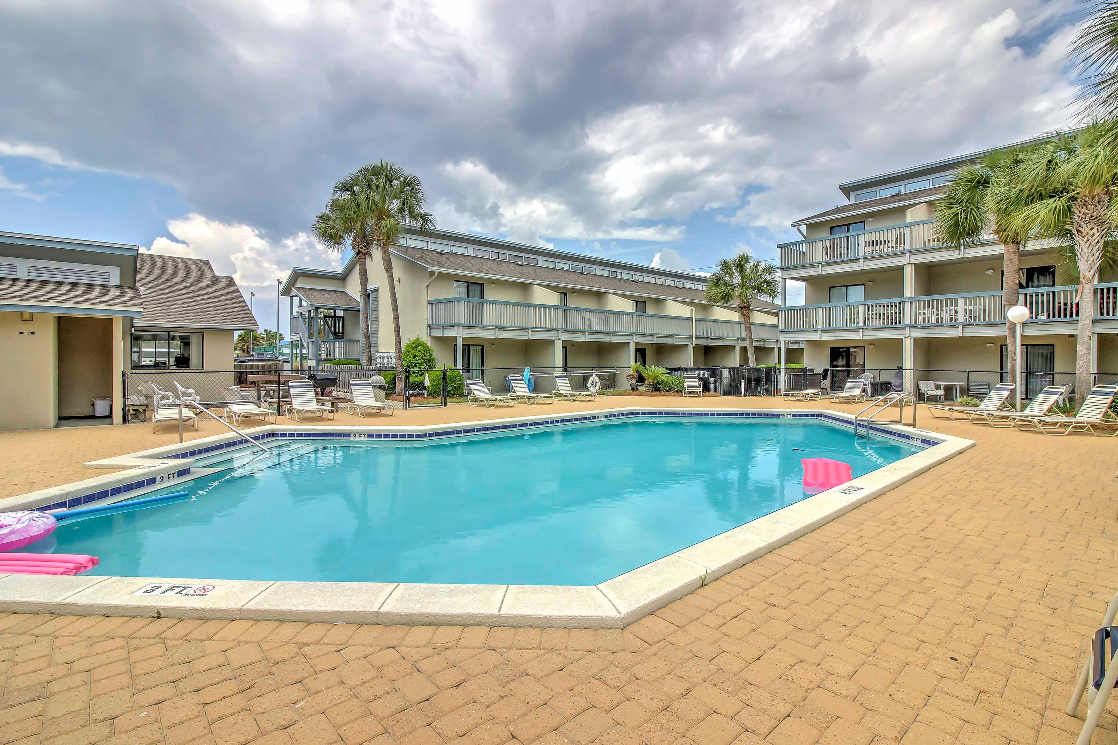 Community Amenities | Pool | Charcoal Grill | Beach Access