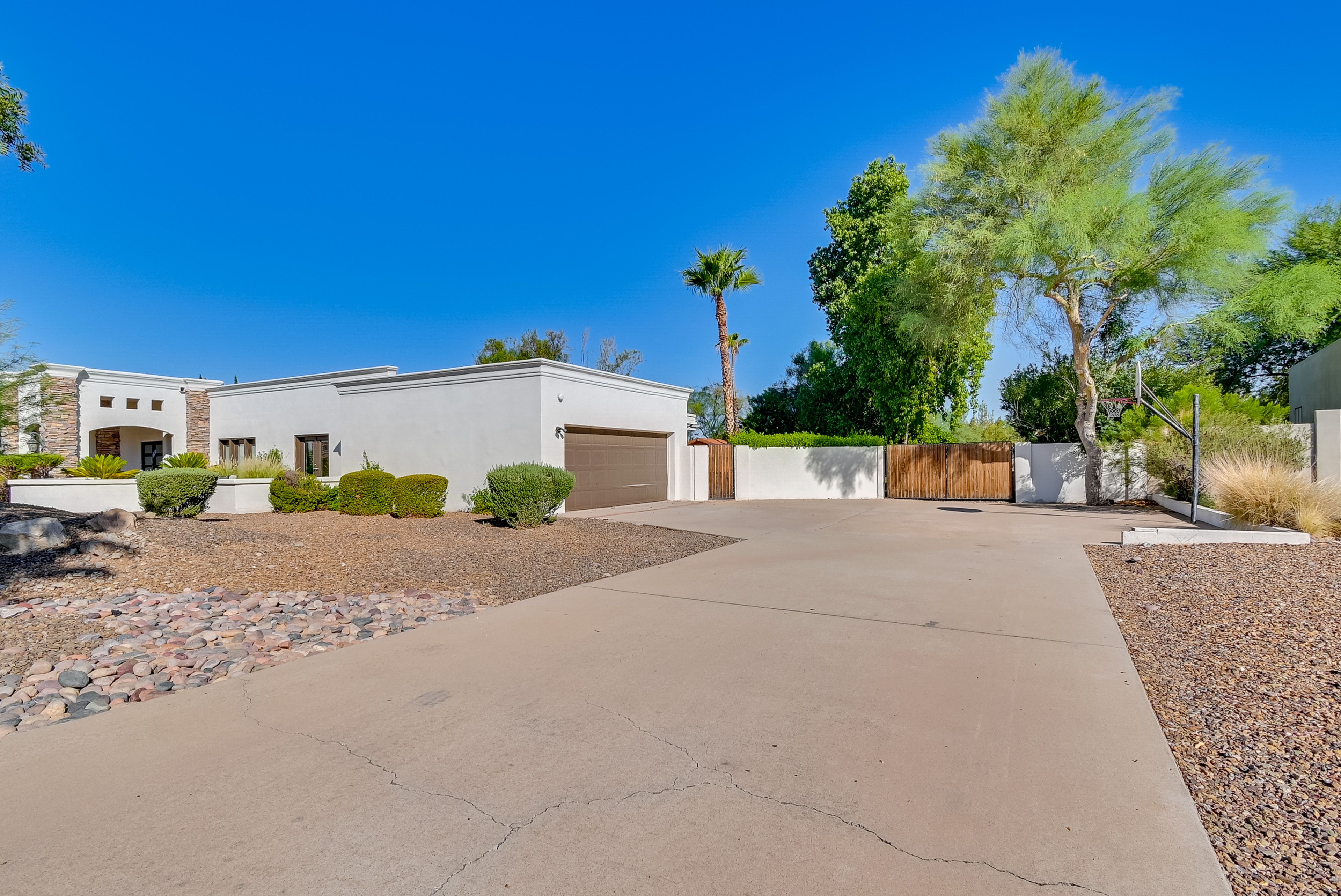 Driveway (4 Vehicles) | Garage (2 Vehicles)