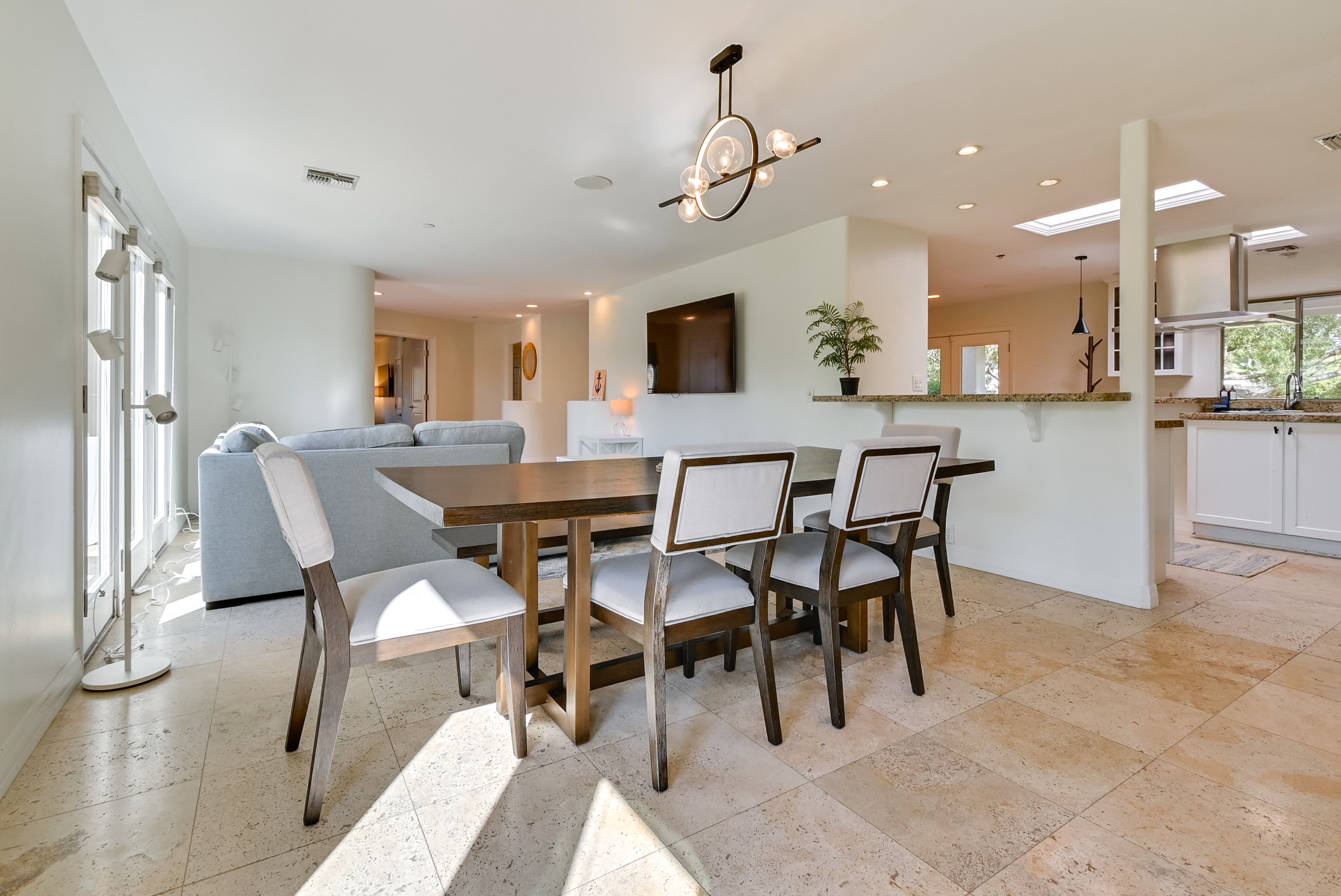 Dining Area | Dishware/Flatware Provided