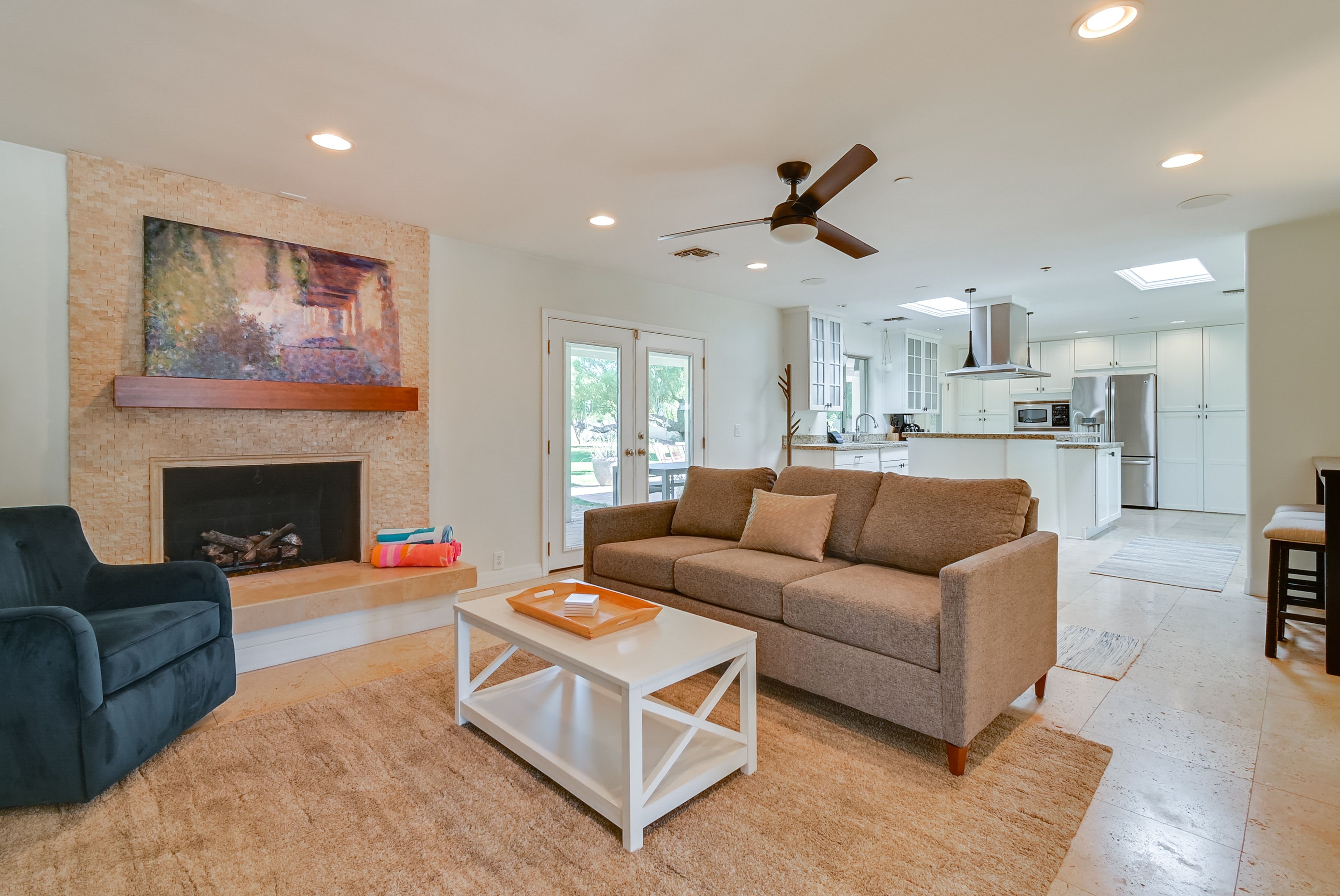 Living Room | Free WiFi | Central Heating & A/C | Smart TV