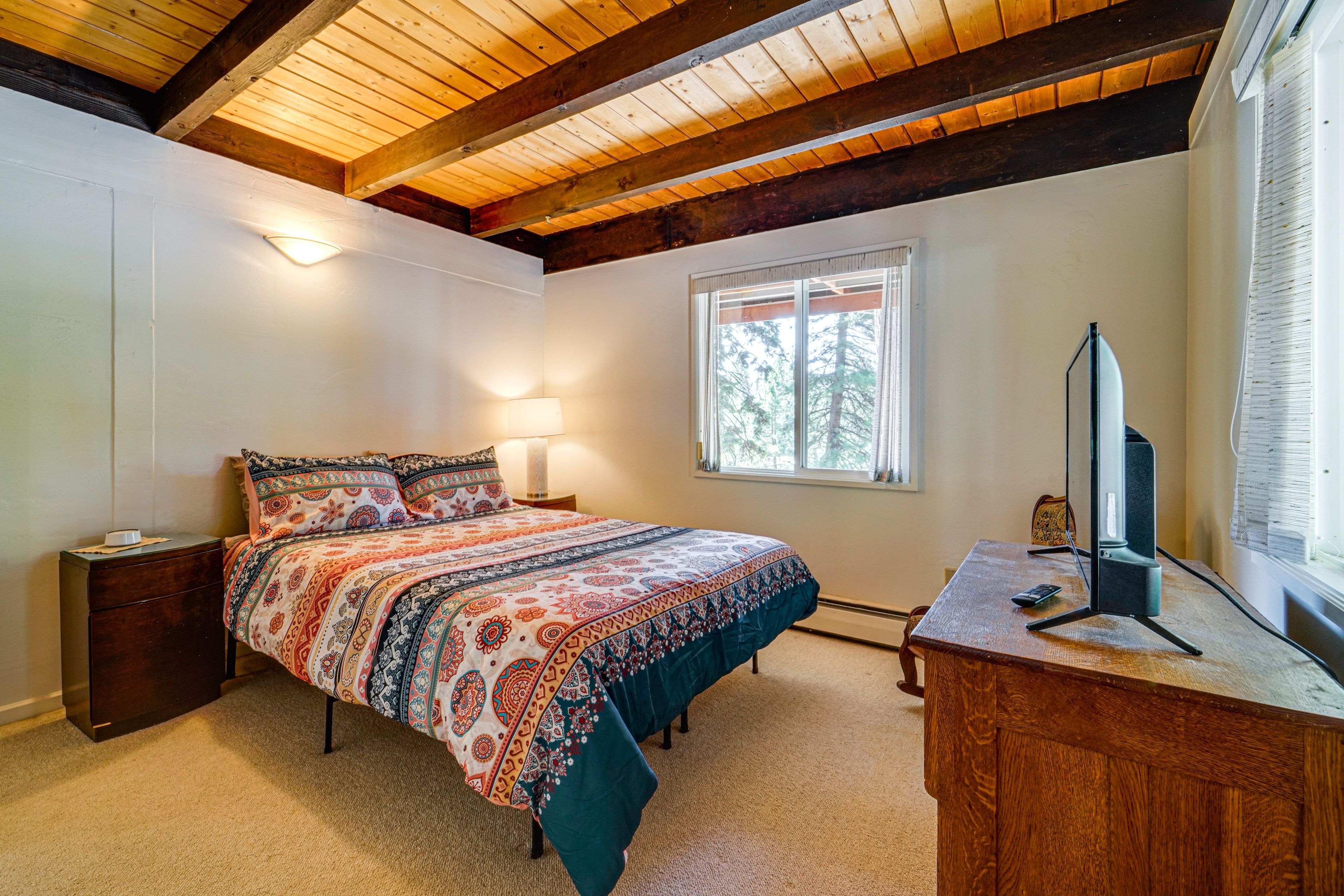 Bedroom 2 | 1st Floor | Queen Bed | Smart TV