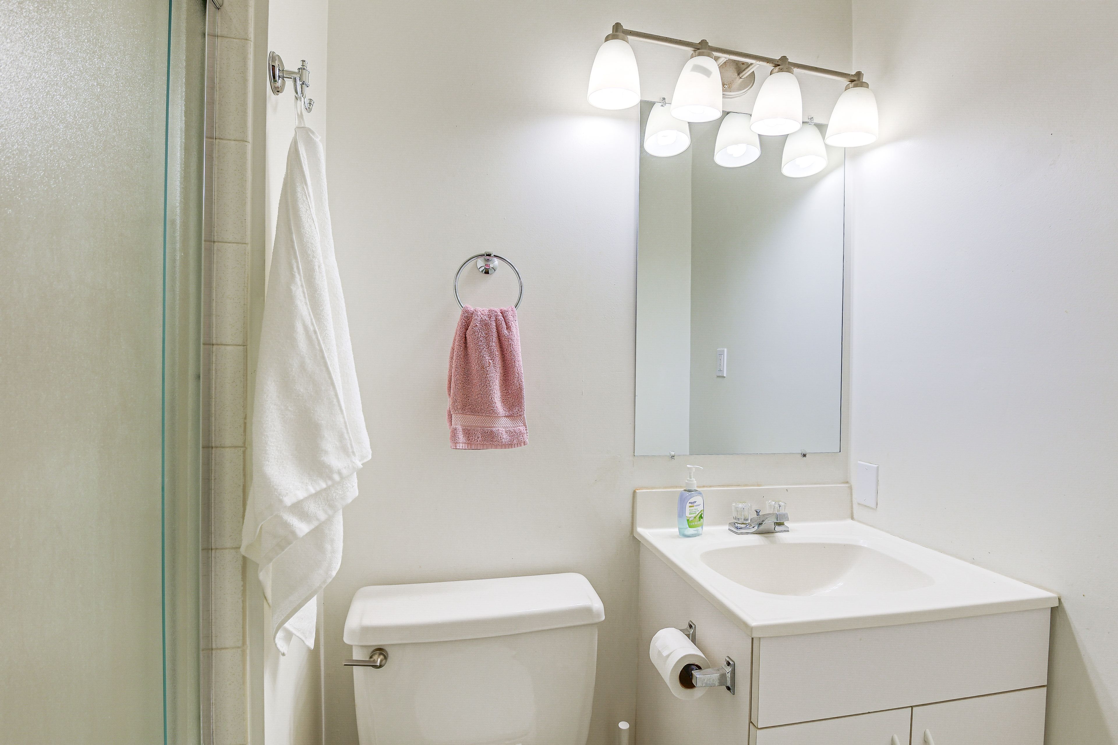 Full Bathroom | Complimentary Toiletries | Towels Provided