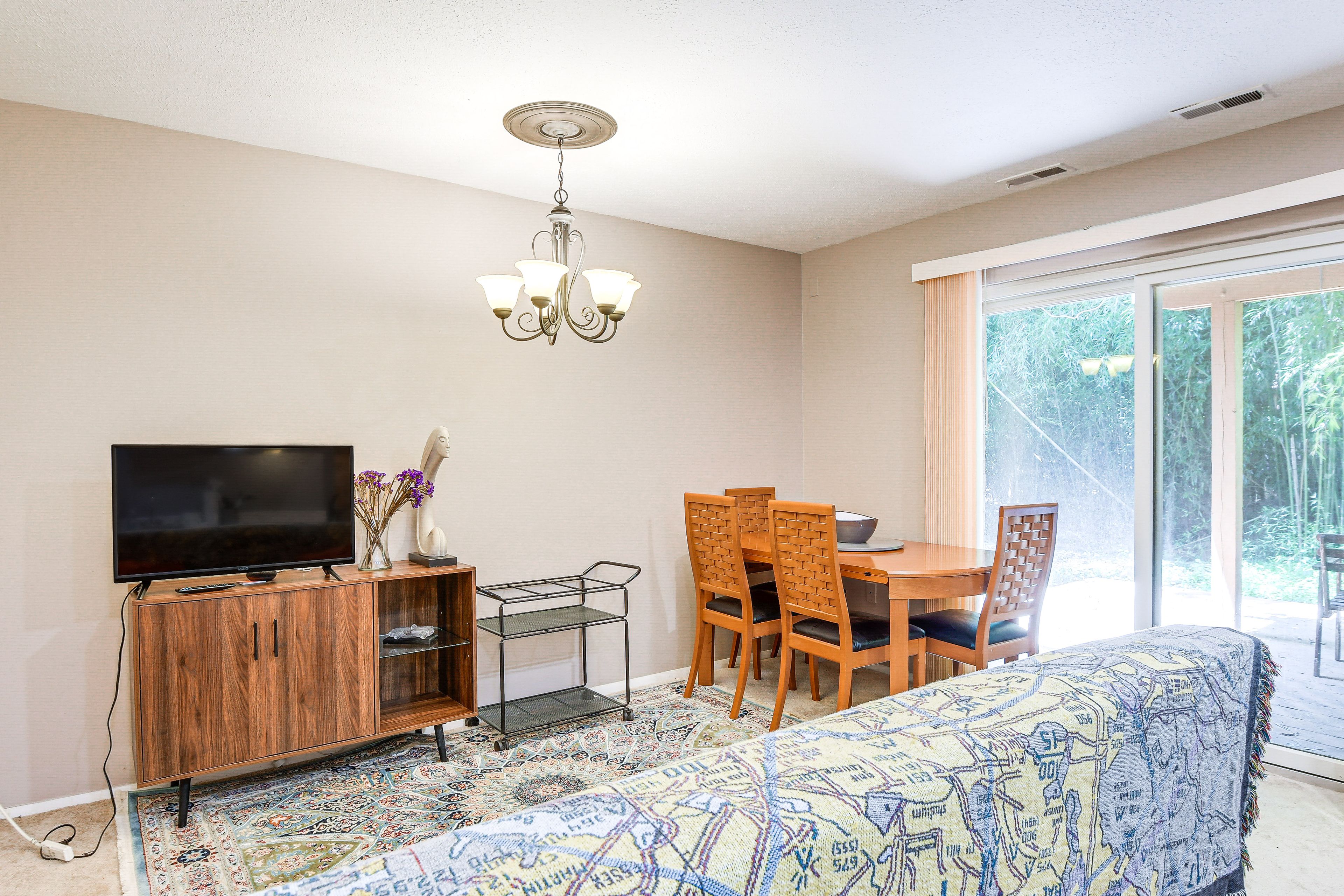 Living Room | Flat-Screen TV | Central Heating & A/C | Free WiFi