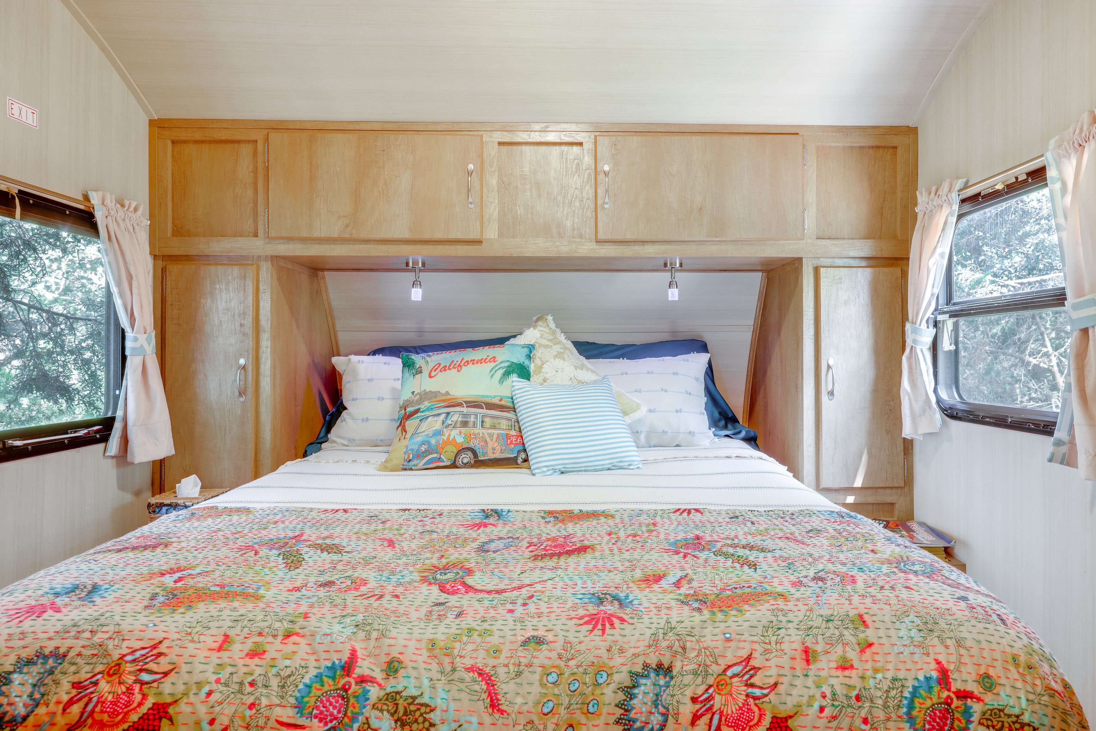Studio | Queen Bed
