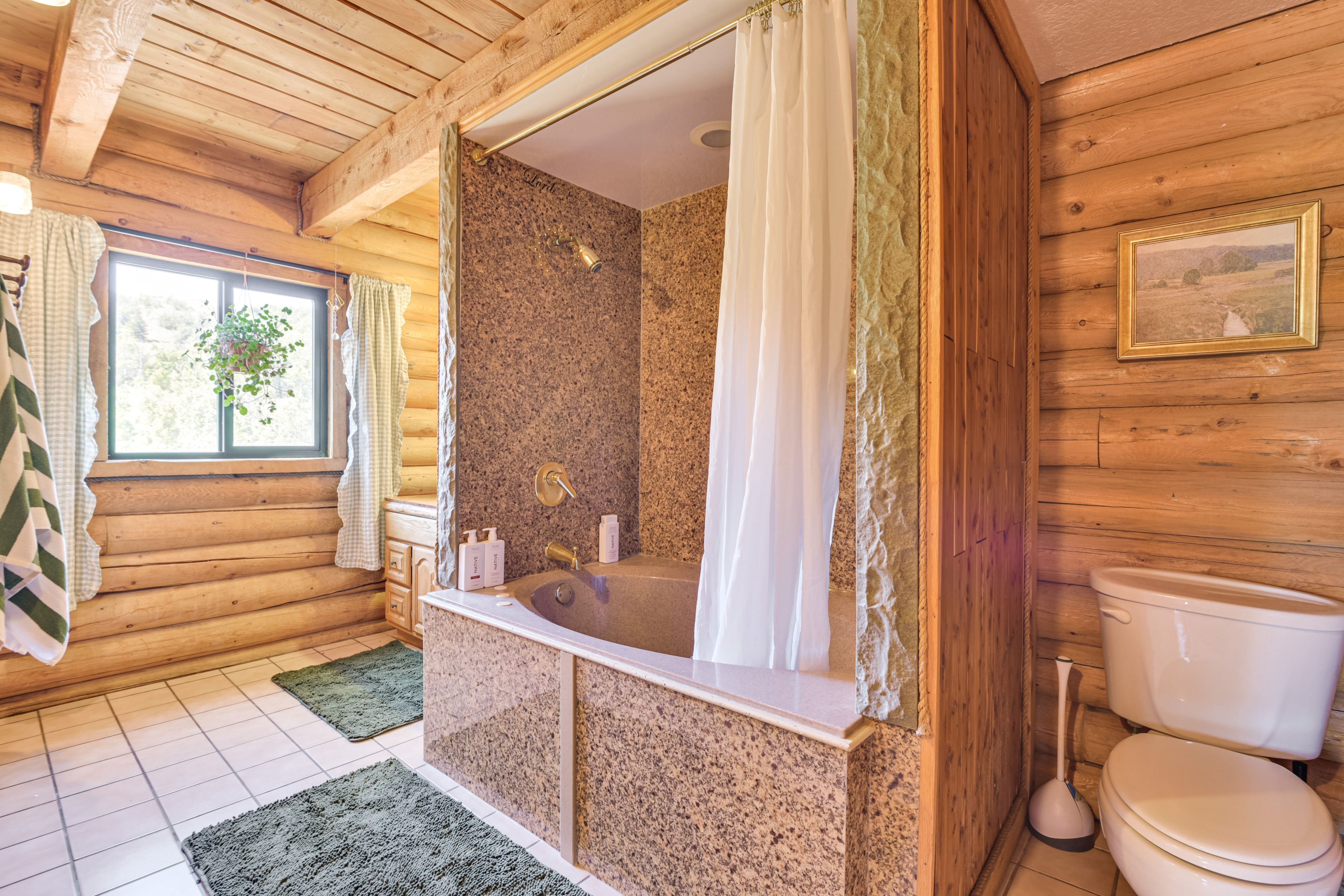 En-Suite Bathroom | Main Floor | Towels Provided