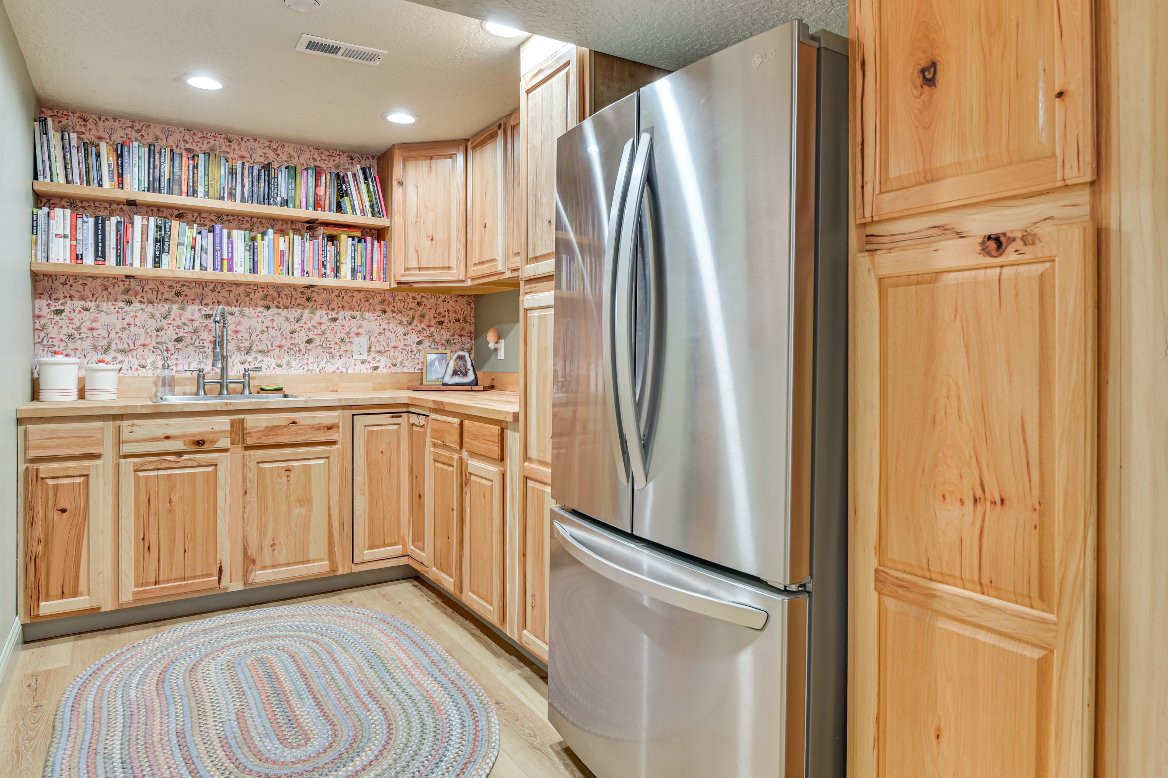 Wet Bar | Lower Floor | Refrigerator | Sink | Books