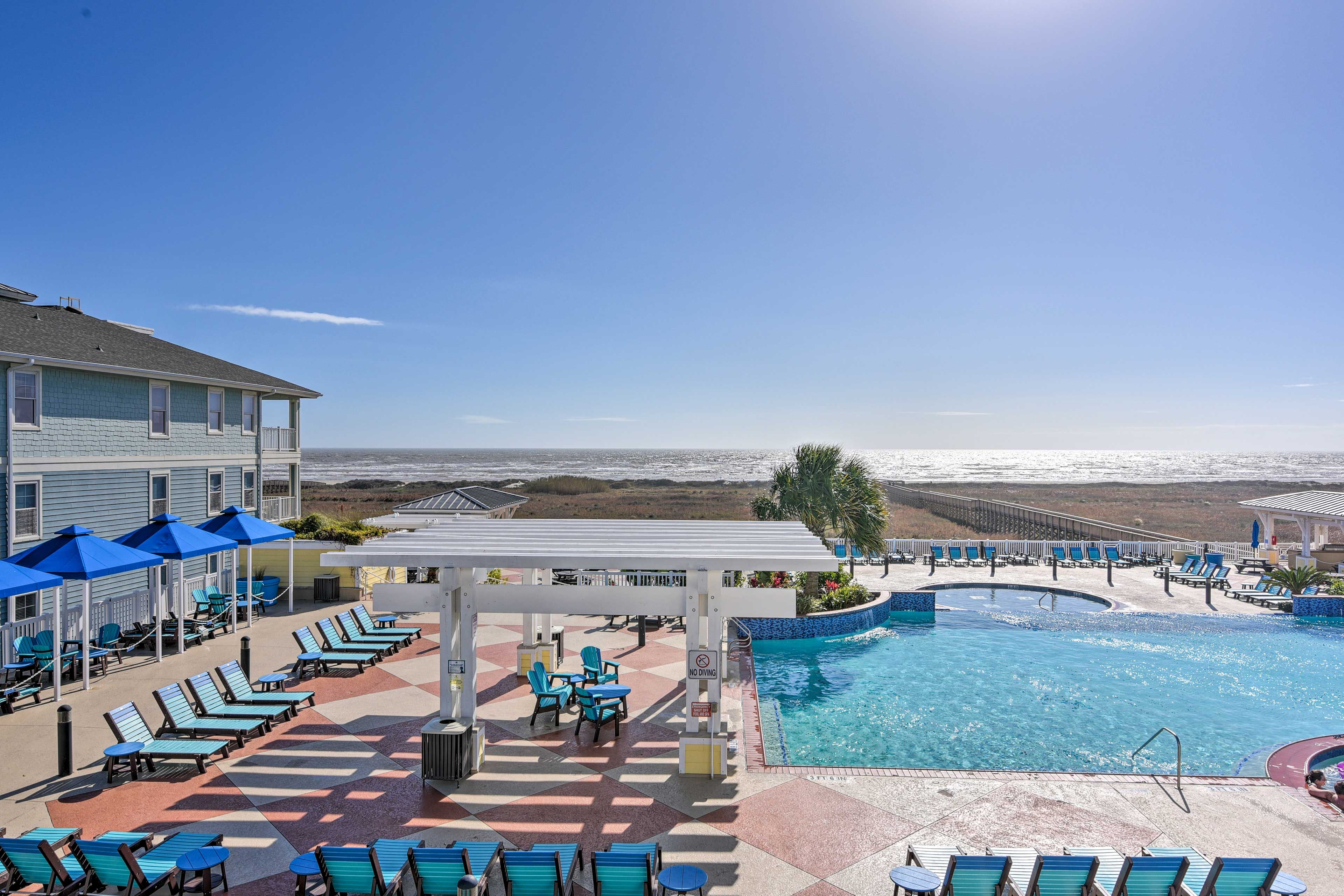 Pointe West Resort | Community Amenities | Outdoor Pool & Beach Access