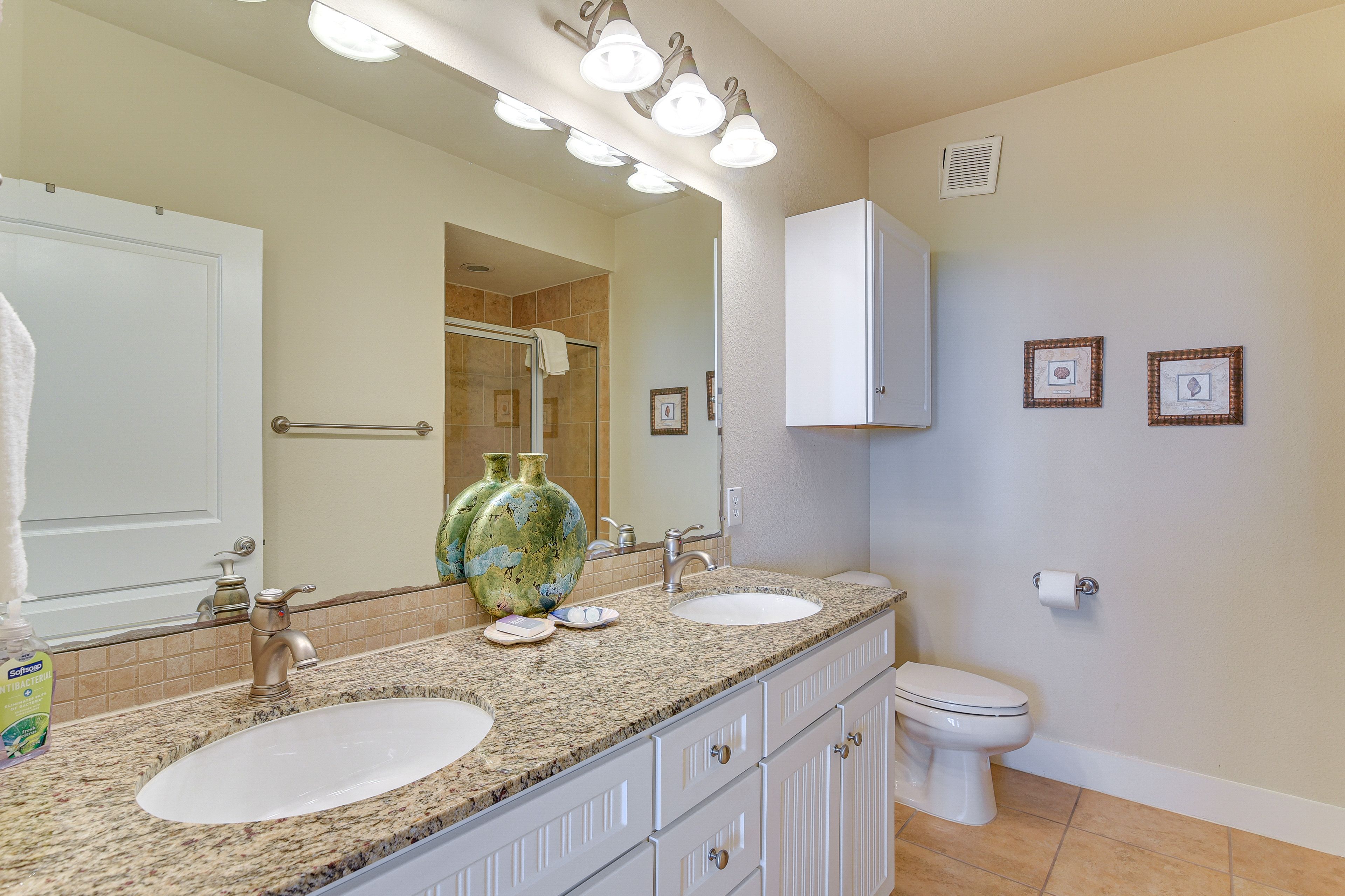 En-Suite Bathroom | Towels Provided